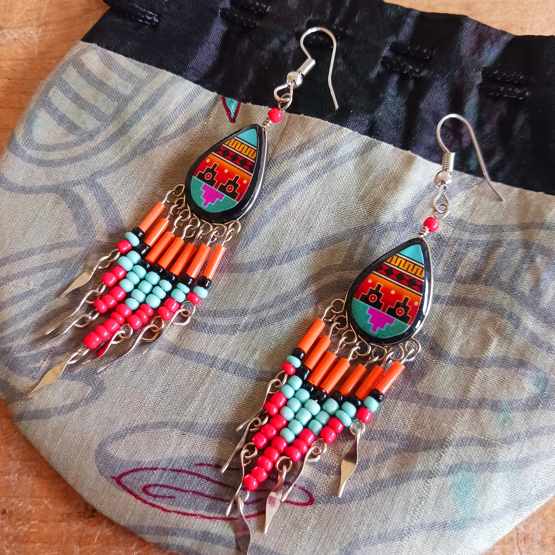 Add a touch of artisan elegance to your jewellery collection with these stunning handmade Peruvian Incan teardrop earrings. Carefully crafted in small family-run workshops in Peru, these eye-catching earrings feature traditional Incan-inspired patterns on the front with a contrasting black reverse for a striking finish.