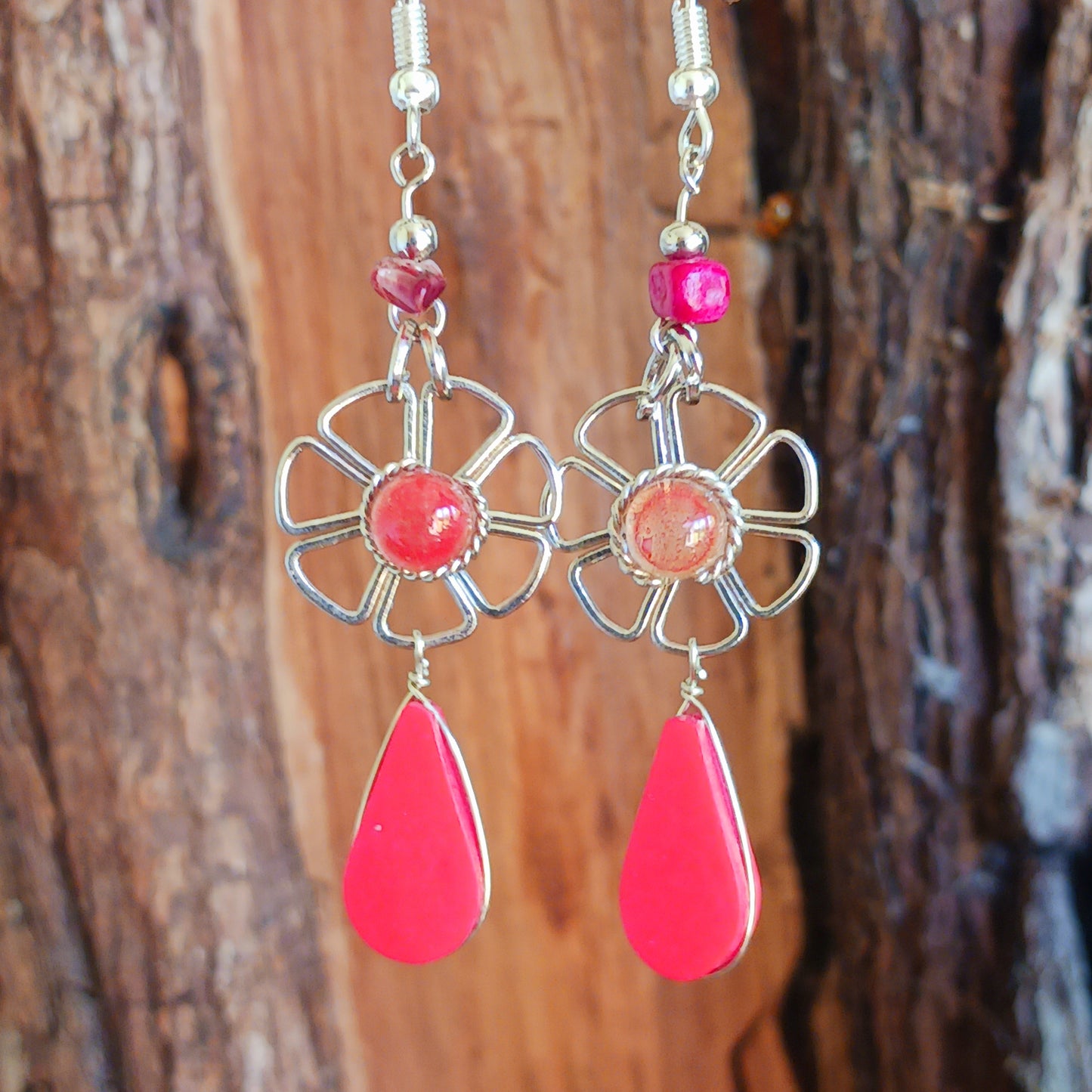 These beautiful earrings incorporate colourful stone with Silver plated hooks. These unique earrings have been hand made in Peru and are presented in a traditionally made pouch gift wrapped and ready to give☸