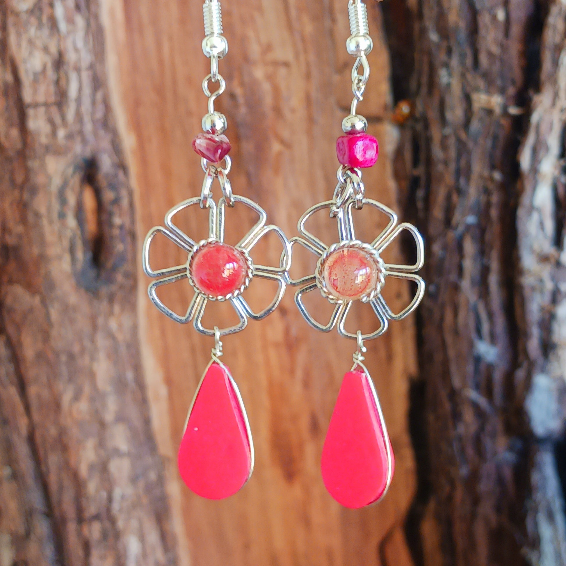 These beautiful earrings incorporate colourful stone with Silver plated hooks. These unique earrings have been hand made in Peru and are presented in a traditionally made pouch gift wrapped and ready to give☸