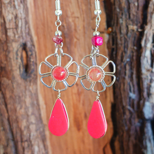These beautiful earrings incorporate colourful stone with Silver plated hooks. These unique earrings have been hand made in Peru and are presented in a traditionally made pouch gift wrapped and ready to give☸