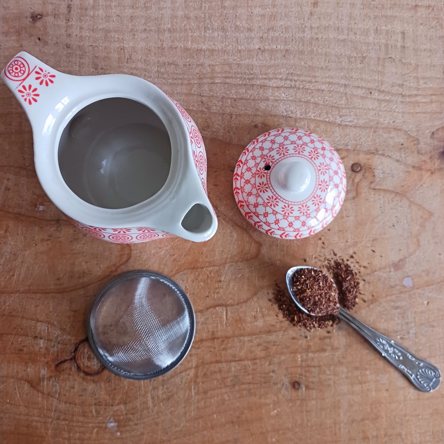 Add timeless elegance to any tea ritual with this Small Herbal Teapot featuring a stunning Amber pattern design. Inspired by traditional Eastern aesthetics, this beautifully crafted teapot blends cultural symbolism with everyday functionality, making it an exceptional gift.