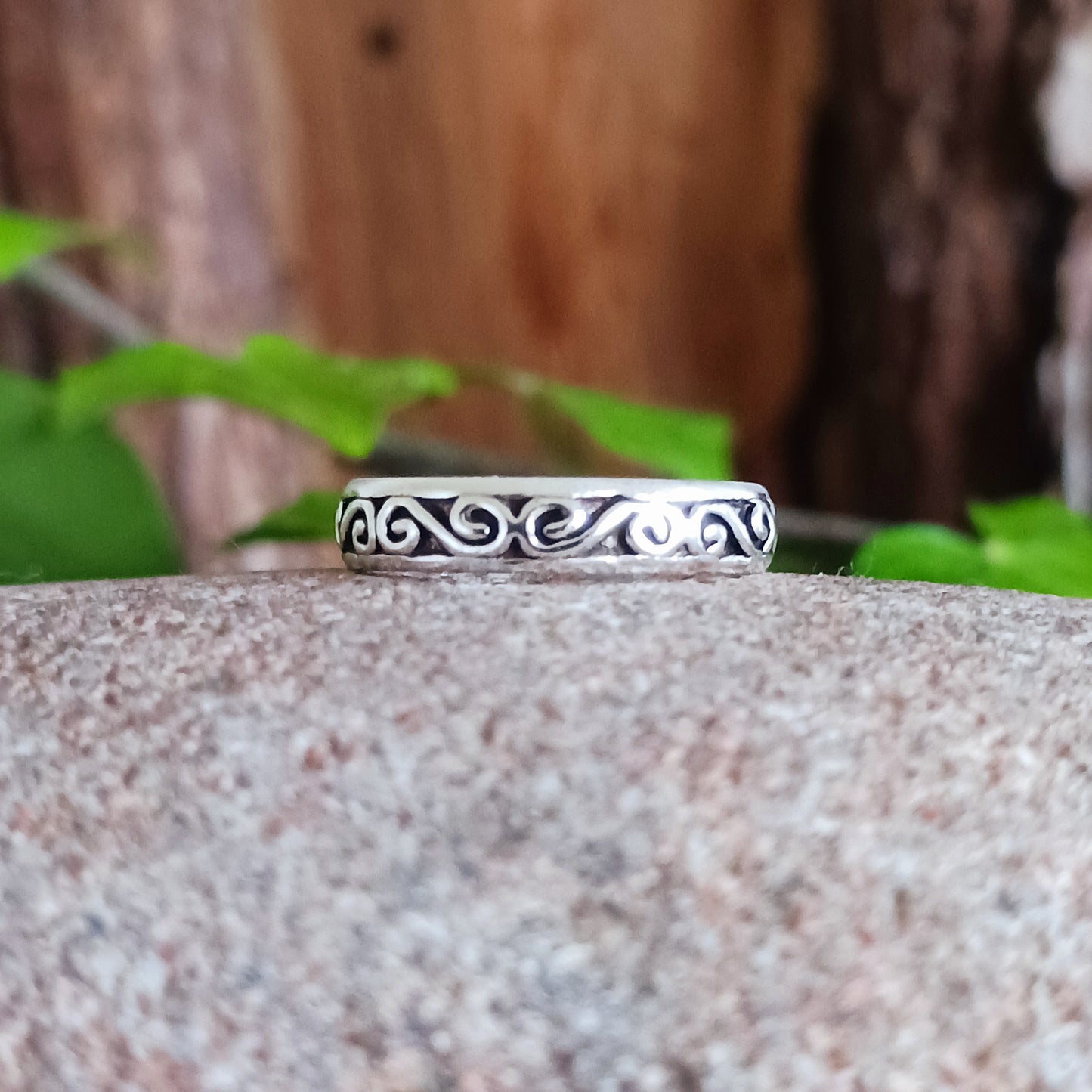 This stylish sterling silver toe ring is a wonderful addition to any jewellery collection for you to wear on a day at the beach, a festival weekend or just sparkling up your everyday.