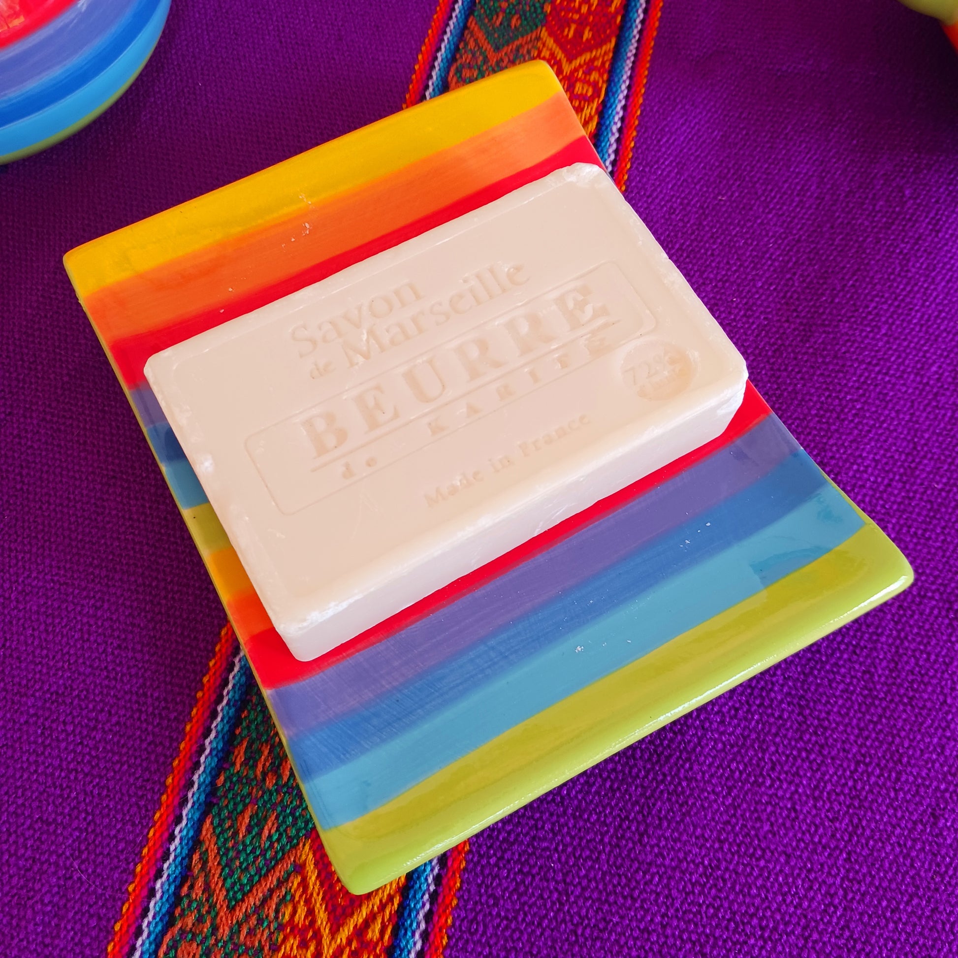 An imaginative decoration for a bathroom, shower or WC, this colourful, rainbow striped ceramic soap dish is easy to locate and creates a cheerful impression.