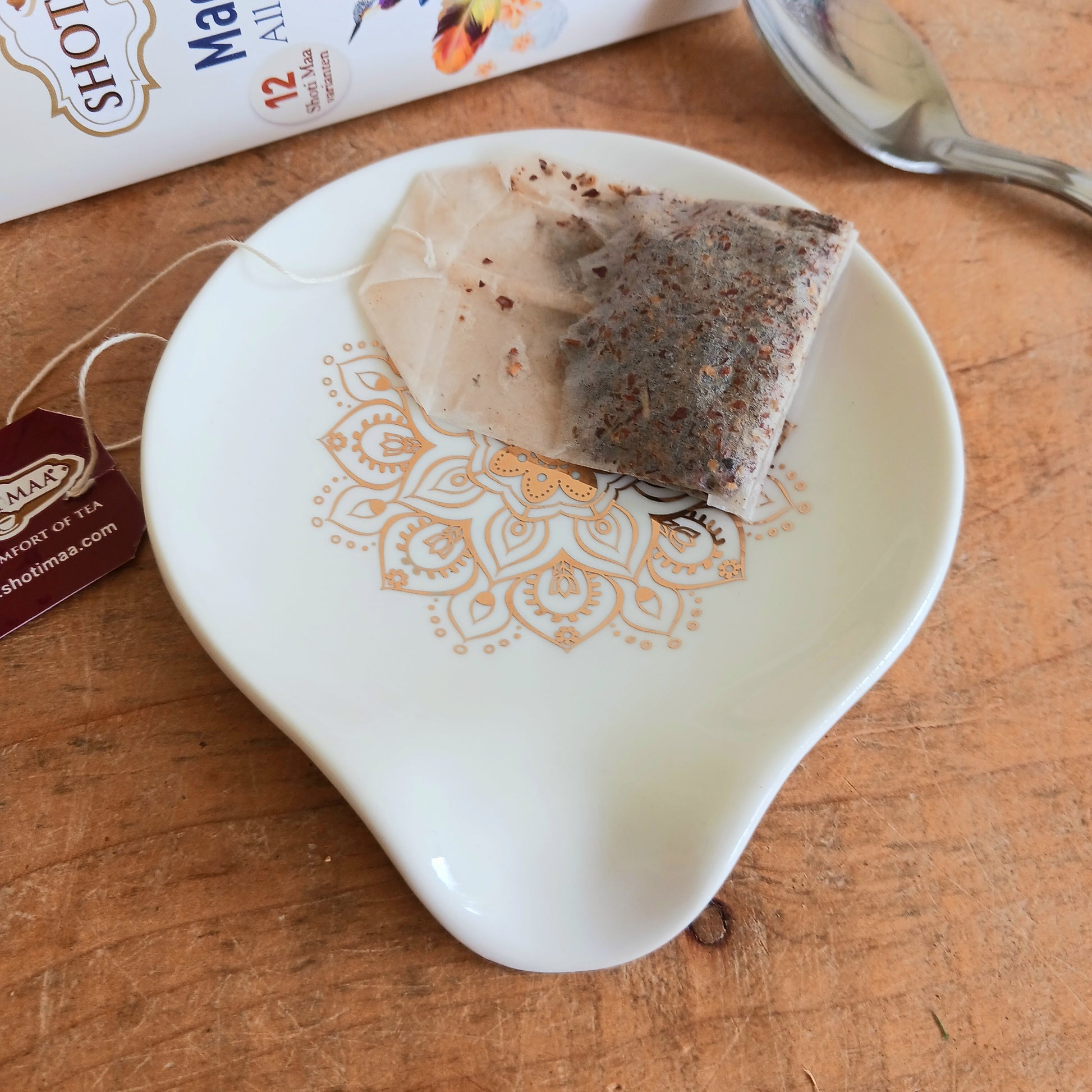 Keep your tea time tidy and stylish with this beautiful White and Gold Mandala Tea Bag Holder. Designed with an elegant white finish and luxurious gold mandala pattern, this practical accessory provides the perfect place to rest your used tea bag after brewing.
