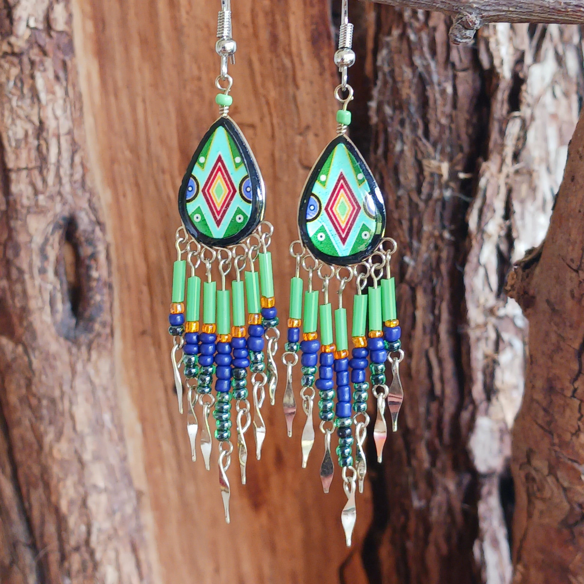 Add a touch of artisan elegance to your jewellery collection with these stunning handmade Peruvian Incan teardrop earrings. Carefully crafted in small family-run workshops in Peru, these eye-catching earrings feature traditional Incan-inspired patterns on the front with a contrasting black reverse for a striking finish.