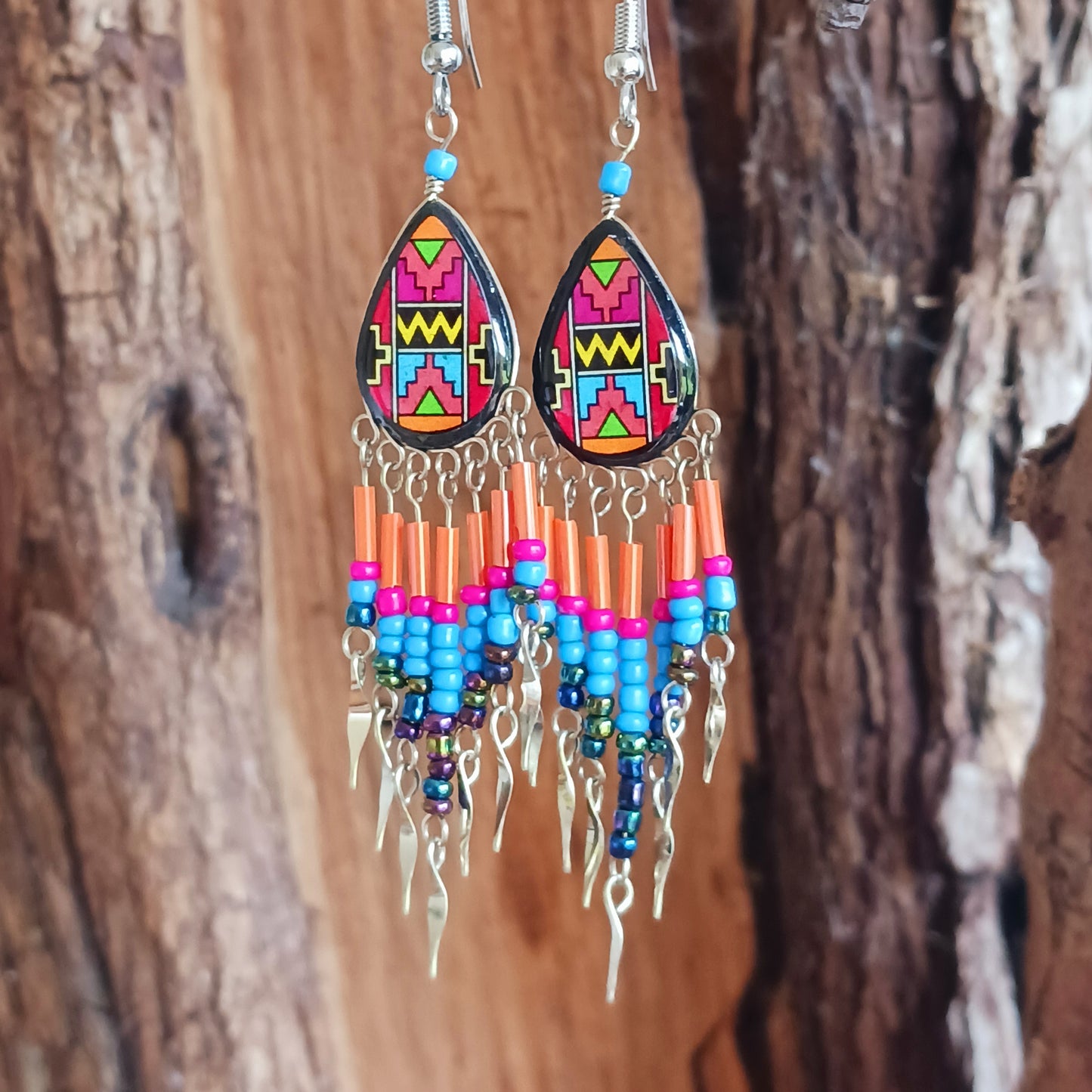 Add a touch of artisan elegance to your jewellery collection with these stunning handmade Peruvian Incan teardrop earrings. Carefully crafted in small family-run workshops in Peru, these eye-catching earrings feature traditional Incan-inspired patterns on the front with a contrasting black reverse for a striking finish.