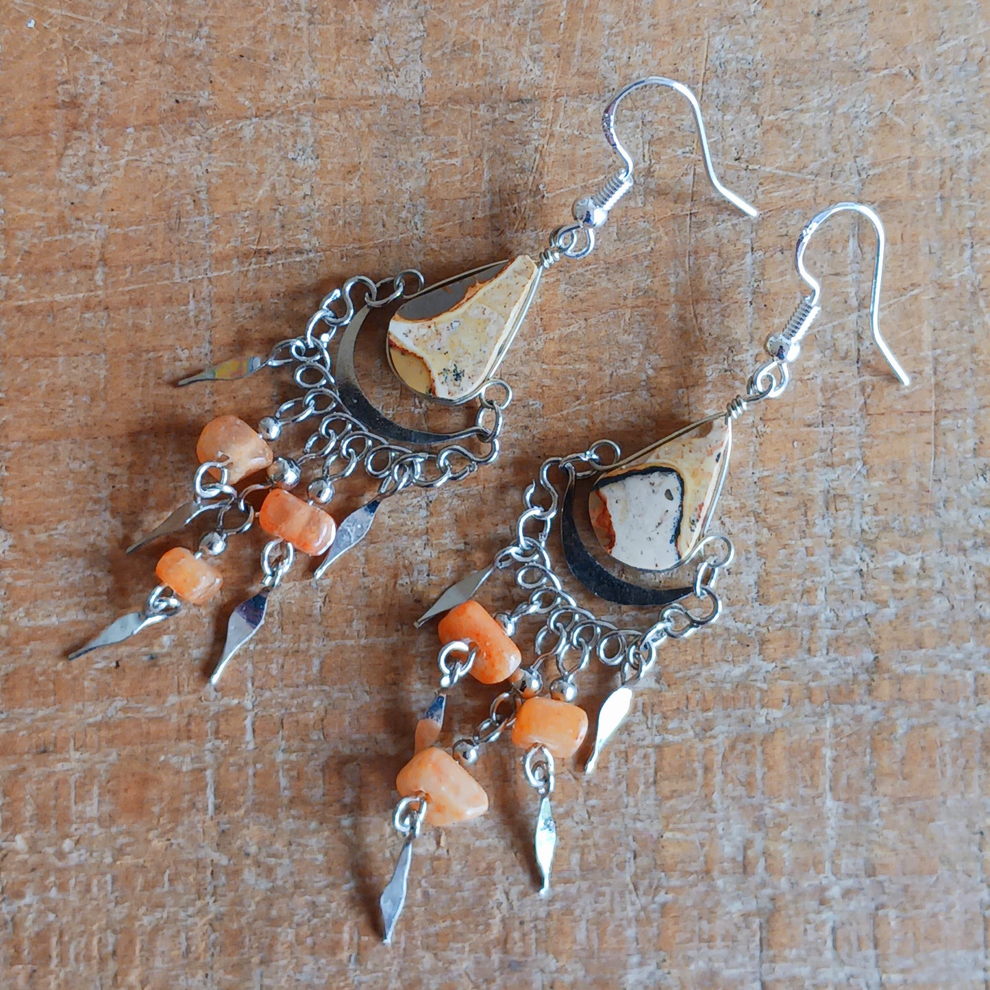 Add a touch of bohemian beauty to your look with these handmade Peruvian stone earrings. Featuring unique brown stones and finished with silver-plated hooks, each pair is carefully crafted in small workshops in Peru.