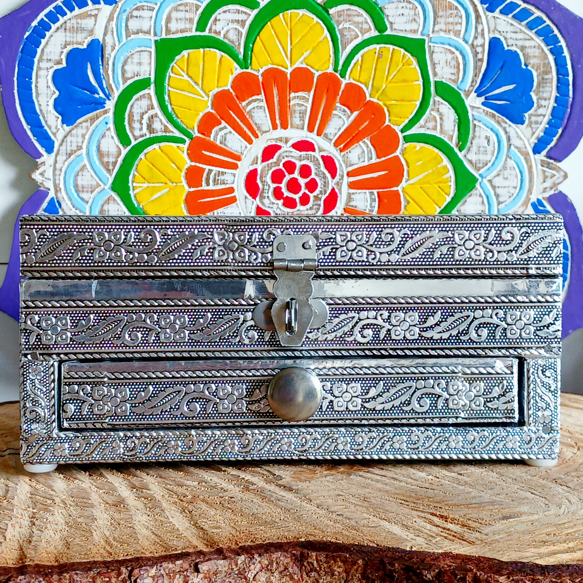 This beautiful silver colour embossed aluminium jewellery box has plenty of space for you to keep you jewellery and other valueables, and comes with a pull-out drawer.  It is lined with black cotton velvet and intricately decorated with a hamsa hand on the lid, and ornate bordering.