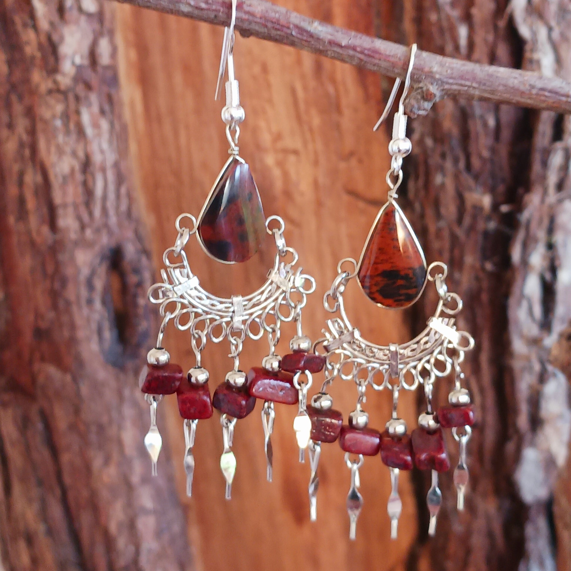Add a touch of bohemian beauty to your look with these handmade Peruvian stone earrings. Featuring brown agate stones and finished with silver-plated hooks, each pair is carefully crafted in small workshops in Peru.