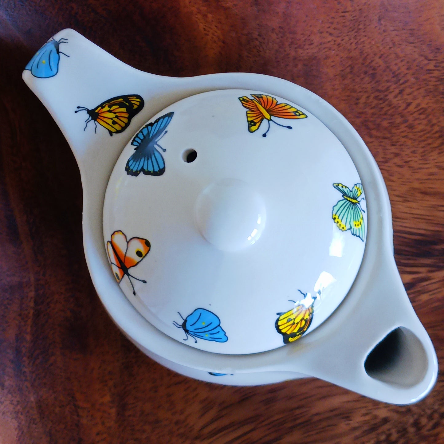 Add timeless elegance to any tea ritual with this Small Herbal Teapot featuring an array of beautiful butterflies. Inspired by traditional Eastern aesthetics, this beautifully crafted teapot blends cultural symbolism with everyday functionality, making it an exceptional gift.