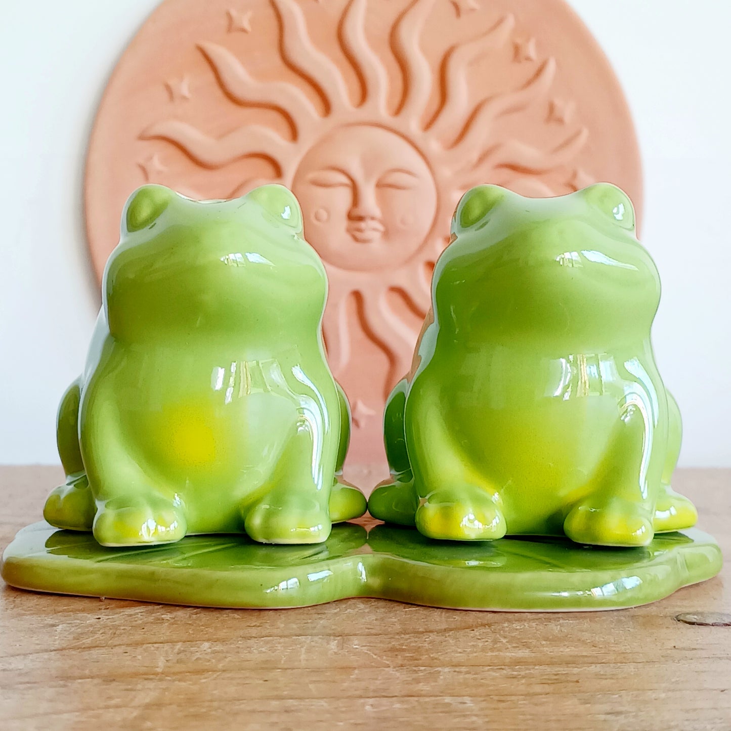 Bring a sprinkle of fun to your dining table with this adorable set of two ceramic frog salt and pepper shakers. Designed to add charm and personality to any kitchen, these playful frogs make seasoning your favourite meals extra delightful.