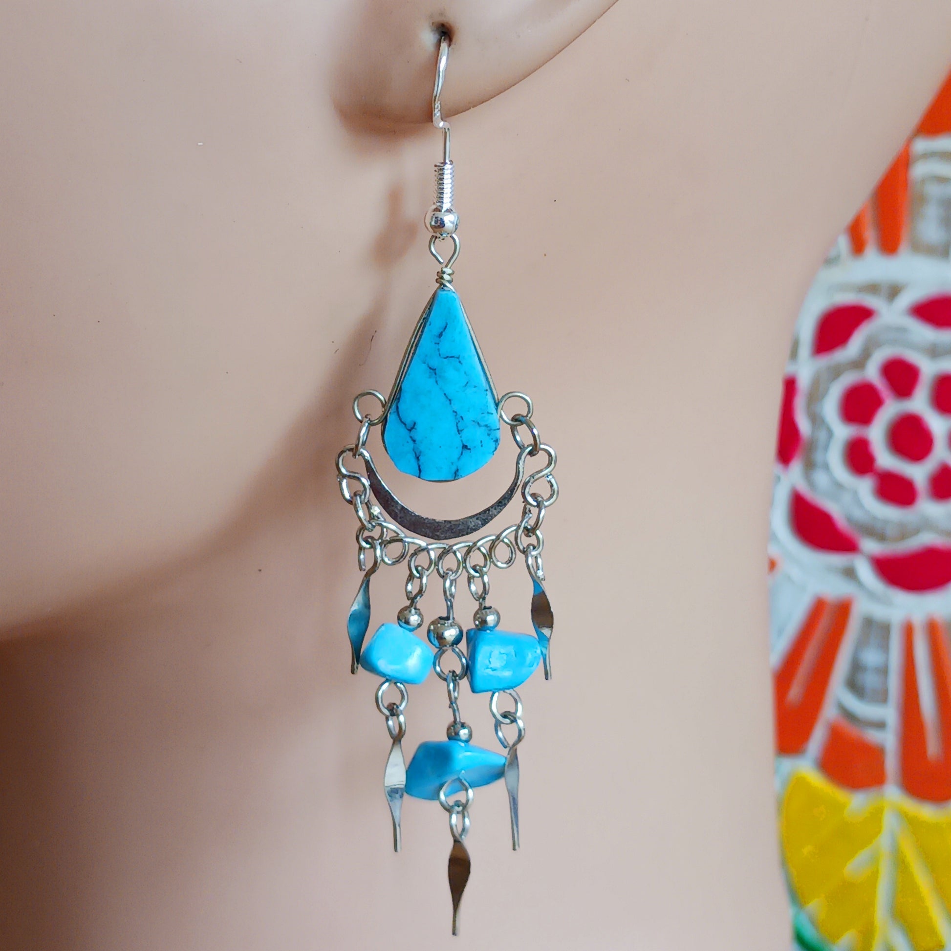 Add a touch of bohemian beauty to your look with these handmade Peruvian stone earrings. Featuring turquoise stones and finished with silver-plated hooks, each pair is carefully crafted in small workshops in Peru.