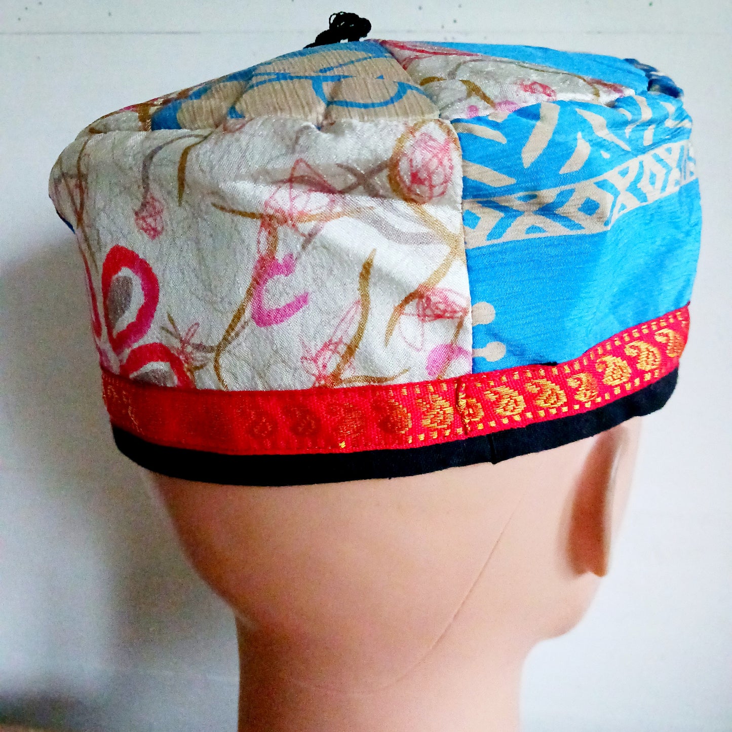 Originating in the Victorian era, smoking caps were traditionally worn by gentlemen of the gentry to absorb the scent of cigars while adding a touch of refined style. Today, these caps remain both fashionable and functional, blending heritage design with modern sustainability.