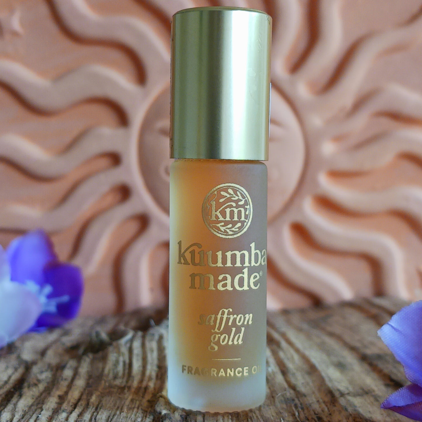 Wrap yourself in the warm, comforting glow of Kuumba Made Saffron Gold Fragrance Oil. This highly concentrated, all-natural fragrance blends smouldering cedar and saffron to ignite the senses, softened by jasmine's glow and sandalwood's velvety embrace.