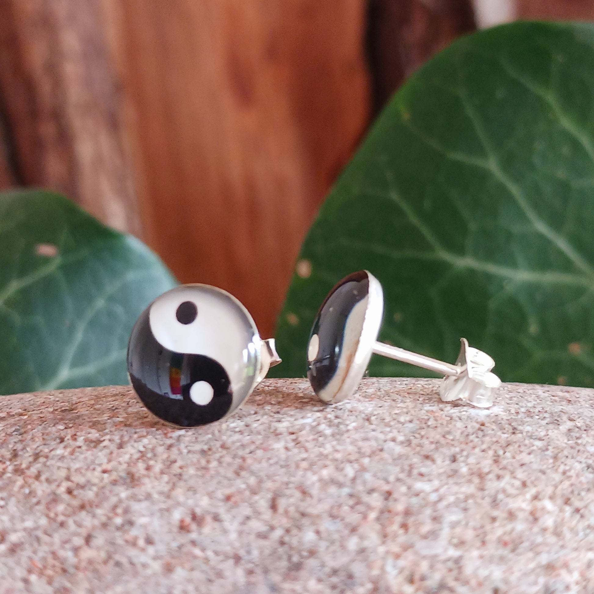 Find your perfect balance with these simple yet trendy Yin Yang studs. They are 925 sterling silver and measure 10mm x 10mm. These lovely earrings come gifted in a recycled sari gift pouch.