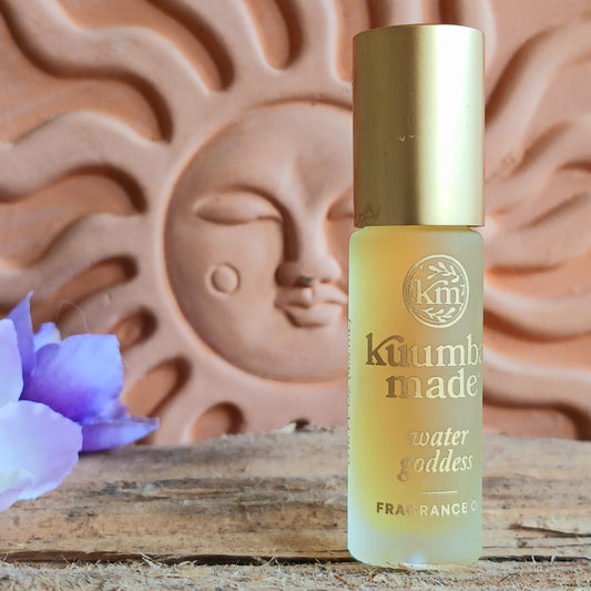 Discover the clean, smooth and mellow scent of Kuumba Made Water Goddess Fragrance Oil, a distinctive and evocative fragrance inspired by the freshness of water and the grounding warmth of sandalwood. Soft spice, sweet sandalwood and sensual musk combine to create a beautifully balanced aroma that feels both refreshing and comforting.