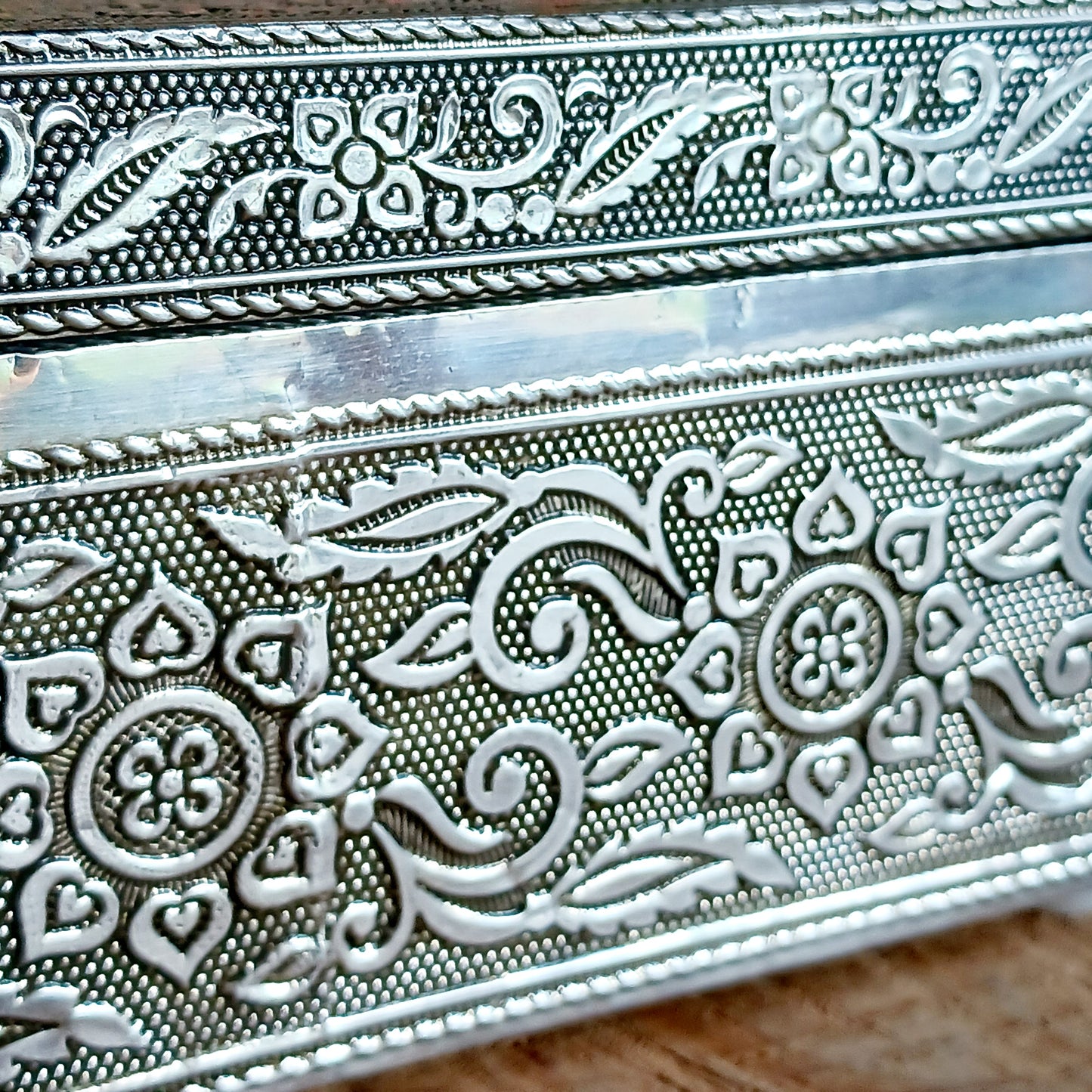 This beautiful silver colour embossed aluminium jewellery box has plenty of space for you to keep you jewellery and other valueables, and comes with a pull-out drawer.  It is lined with black cotton velvet and intricately decorated with a hamsa hand on the lid, and ornate bordering.