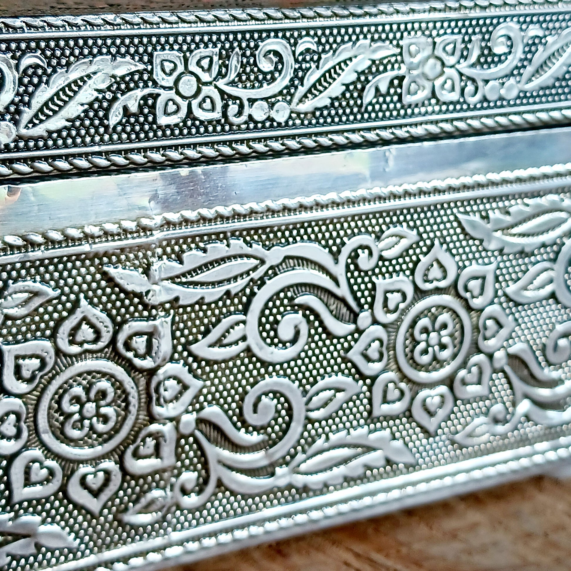 This beautiful silver colour embossed aluminium jewellery box has plenty of space for you to keep you jewellery and other valueables, and comes with a pull-out drawer.  It is lined with black cotton velvet and intricately decorated with a hamsa hand on the lid, and ornate bordering.
