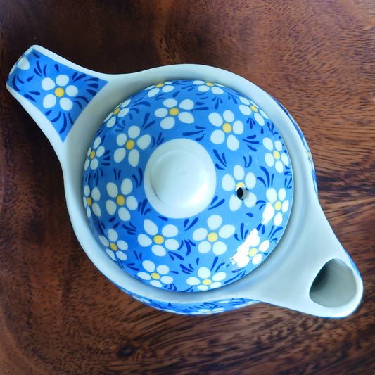 Add timeless elegance to any tea ritual with this Small Herbal Teapot featuring a pretty daisy pattern design. Inspired by traditional Eastern aesthetics, this beautifully crafted teapot blends cultural symbolism with everyday functionality, making it an exceptional gift.
