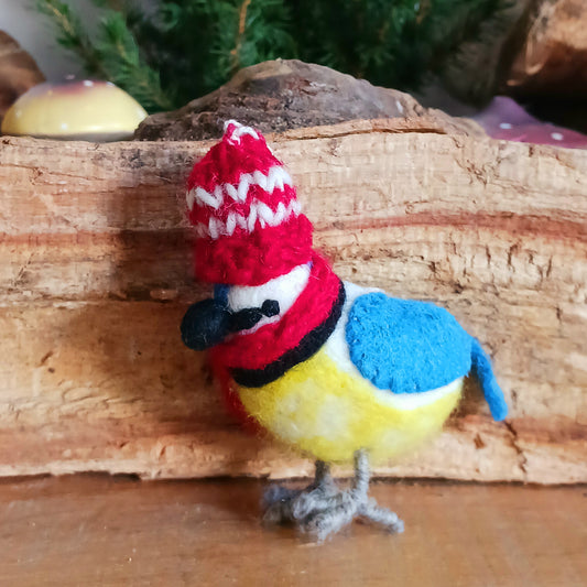 Add a touch of charm to your festive décor with these cosy felt birds, beautifully dressed in matching red and blue hats and scarves. Each bird is fitted with a red and white hanging cord, perfect for decorating Christmas trees, garlands, children’s rooms, or year-round displays.