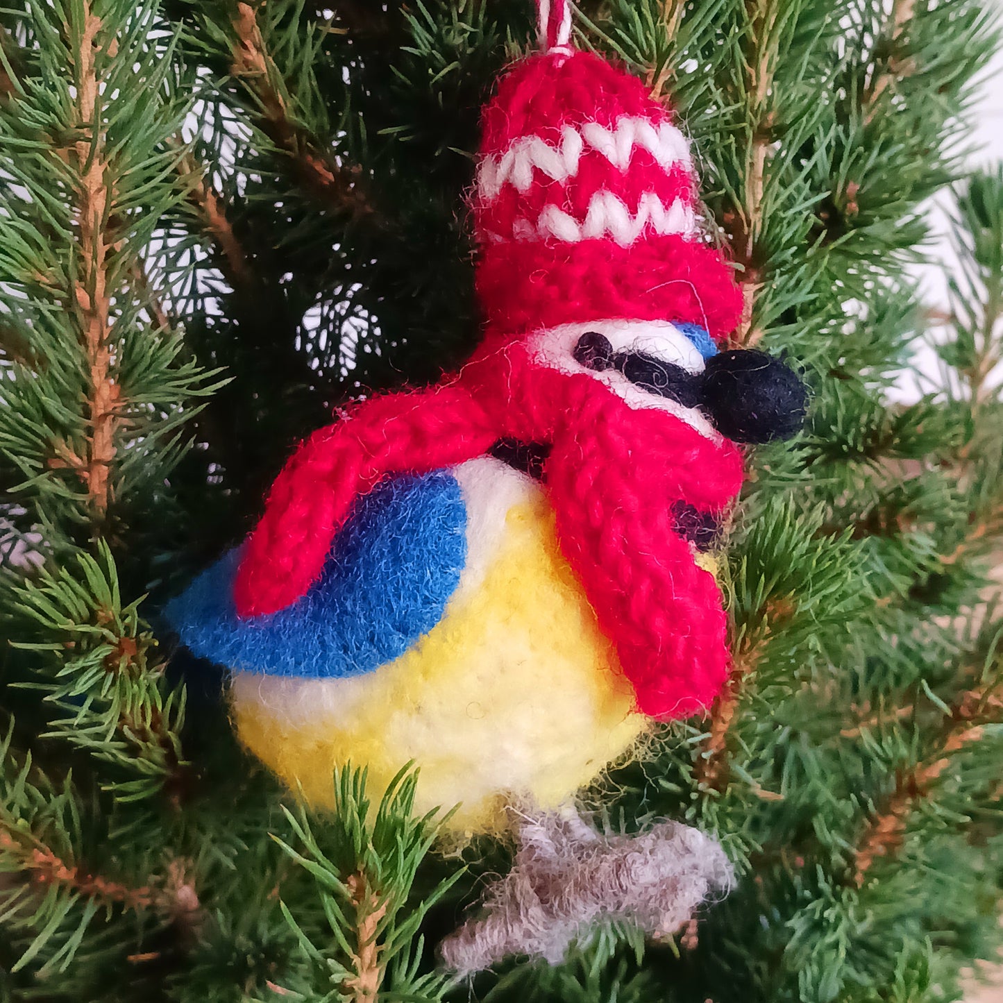 Add a touch of charm to your festive décor with these cosy felt birds, beautifully dressed in matching red and blue hats and scarves. Each bird is fitted with a red and white hanging cord, perfect for decorating Christmas trees, garlands, children’s rooms, or year-round displays.