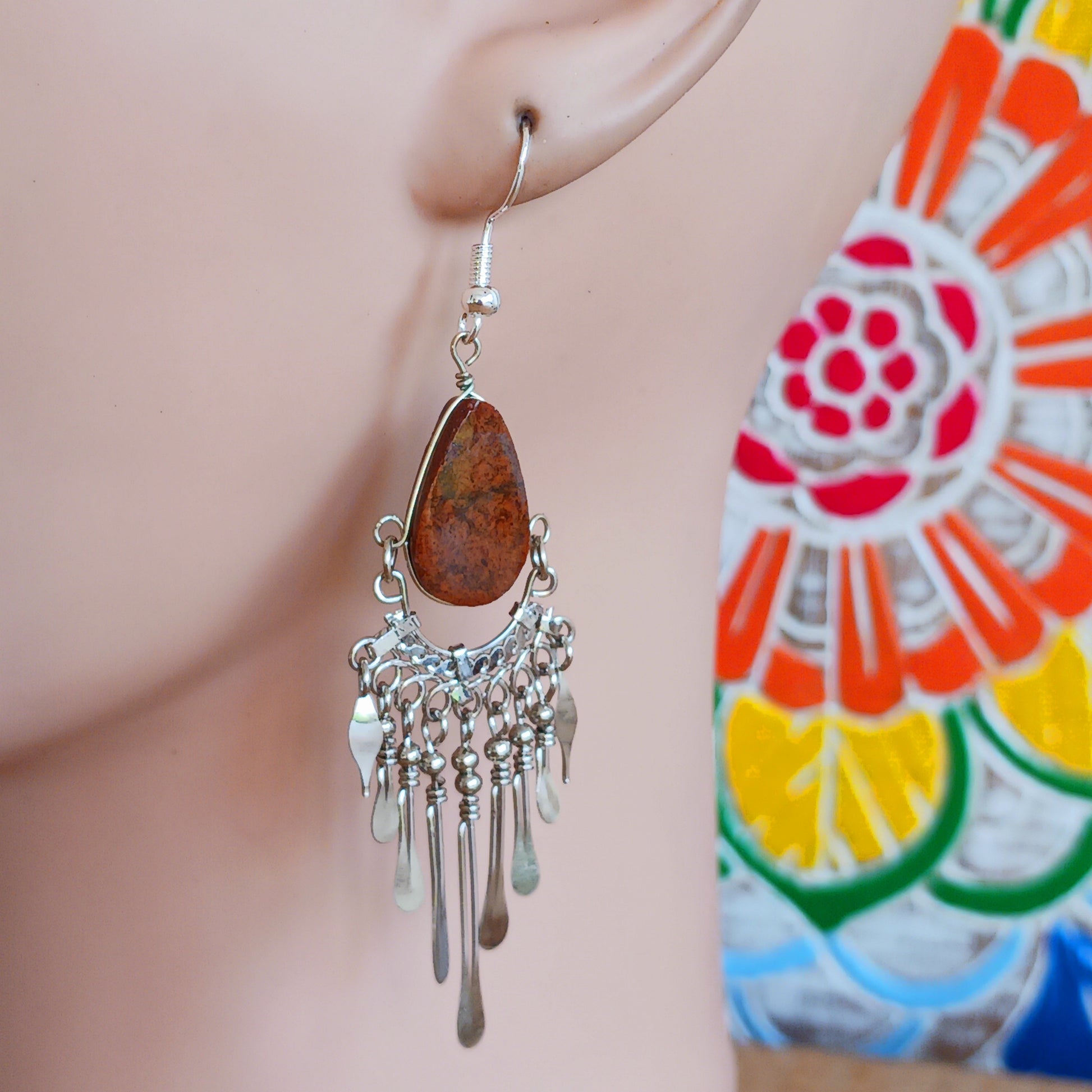 Add a touch of bohemian beauty to your look with these handmade Peruvian stone earrings. Featuring brown agate stones and finished with silver-plated hooks, each pair is carefully crafted in small workshops in Peru.