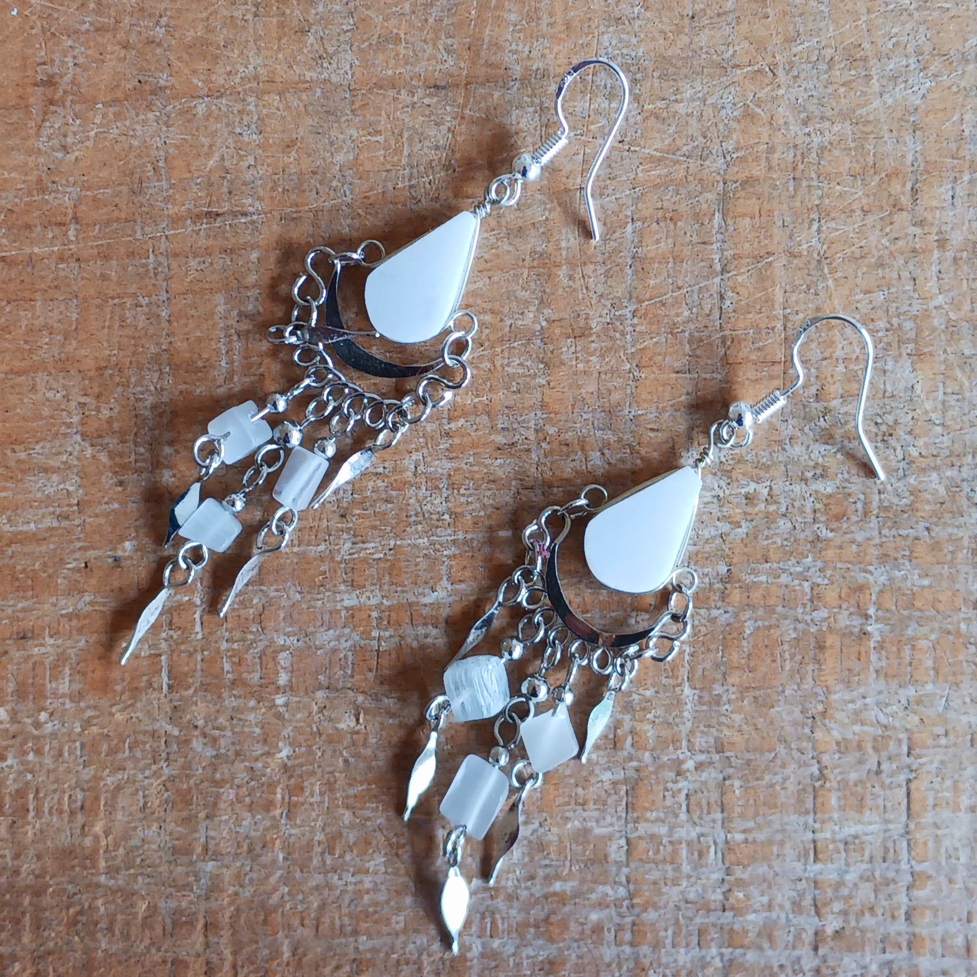 Add a touch of bohemian beauty to your look with these handmade Peruvian stone earrings. Featuring white stones and finished with silver-plated hooks, each pair is carefully crafted in small workshops in Peru.