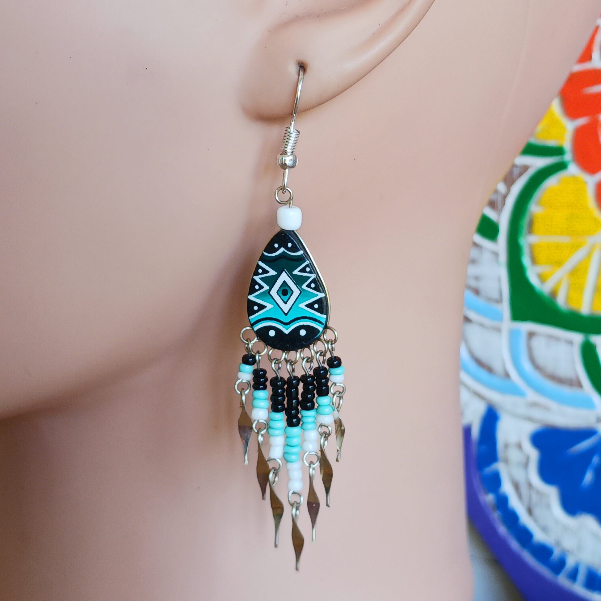 These beautiful and eye-catching earrings are handmade in Peru and feature traditional Incan patterns on the front, the back is coloured black. 