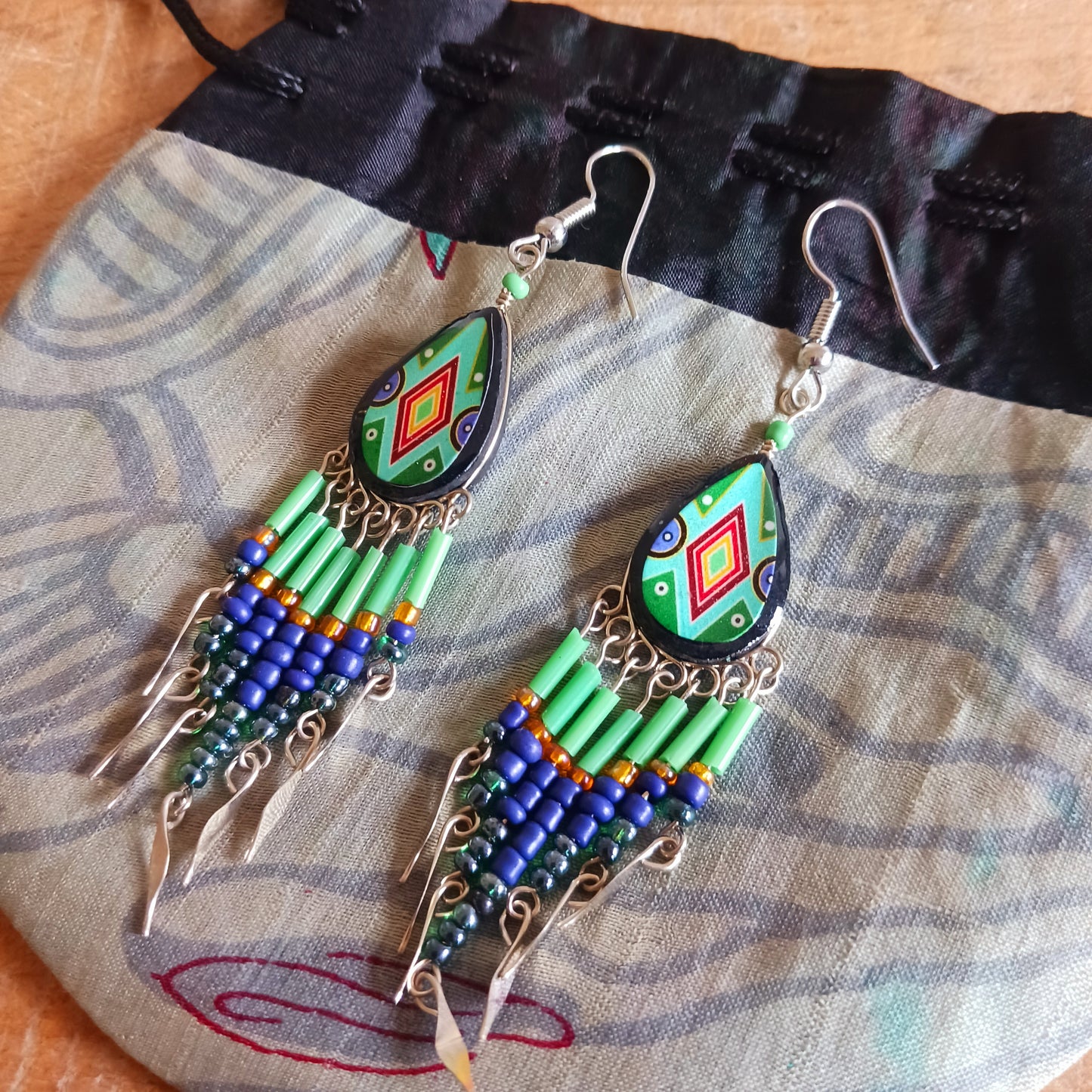 Add a touch of artisan elegance to your jewellery collection with these stunning handmade Peruvian Incan teardrop earrings. Carefully crafted in small family-run workshops in Peru, these eye-catching earrings feature traditional Incan-inspired patterns on the front with a contrasting black reverse for a striking finish.