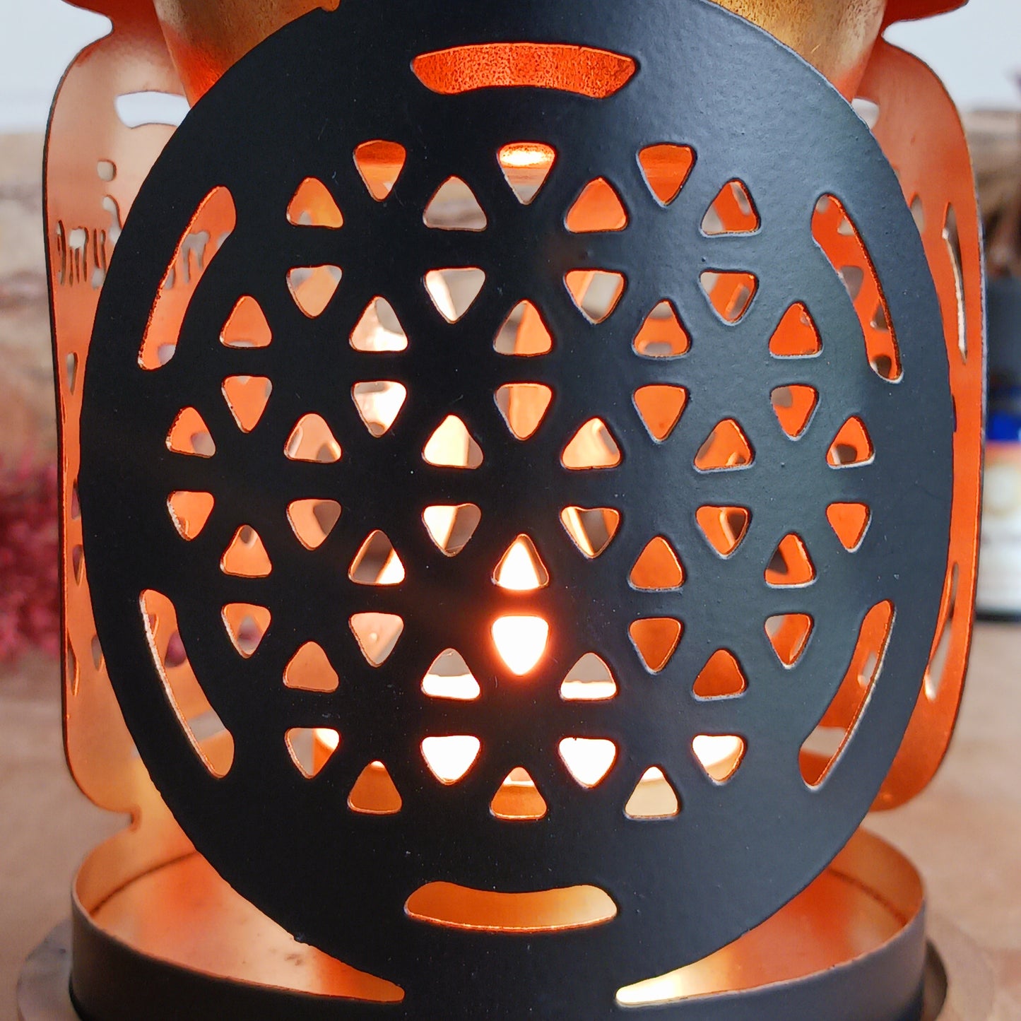 The Aromafume Flower of Life Oil Burner is a beautifully designed burner featuring the sacred Flower of Life symbol, representing harmony, creation, and universal connection.
