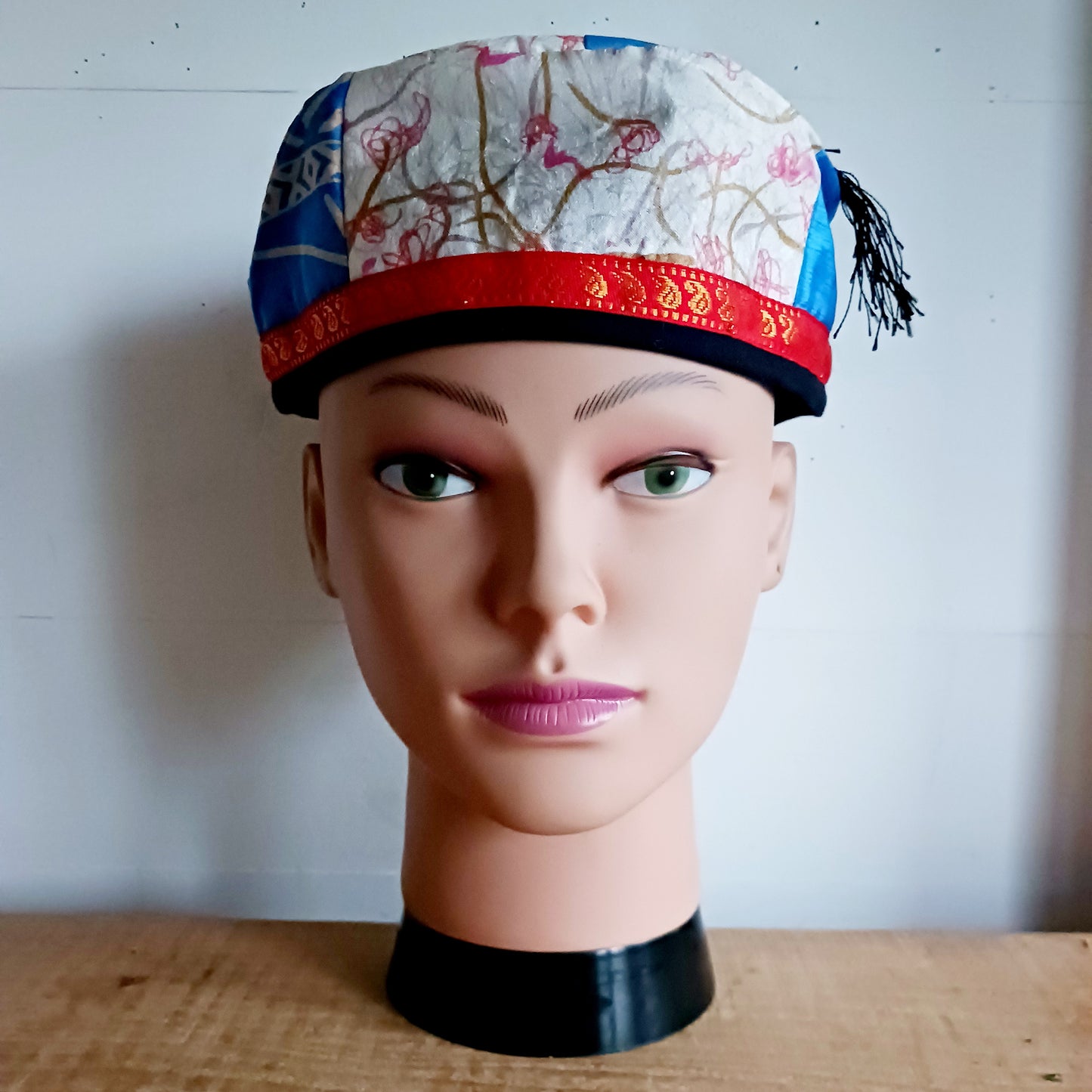 Originating in the Victorian era, smoking caps were traditionally worn by gentlemen of the gentry to absorb the scent of cigars while adding a touch of refined style. Today, these caps remain both fashionable and functional, blending heritage design with modern sustainability.