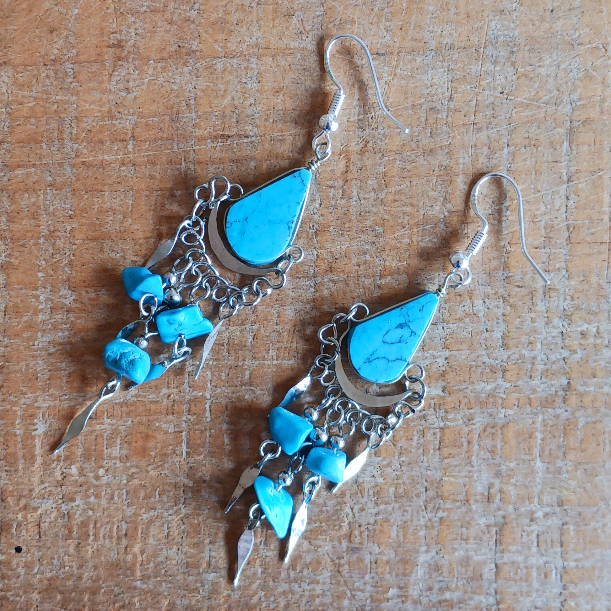 Add a touch of bohemian beauty to your look with these handmade Peruvian stone earrings. Featuring turquoise stones and finished with silver-plated hooks, each pair is carefully crafted in small workshops in Peru.