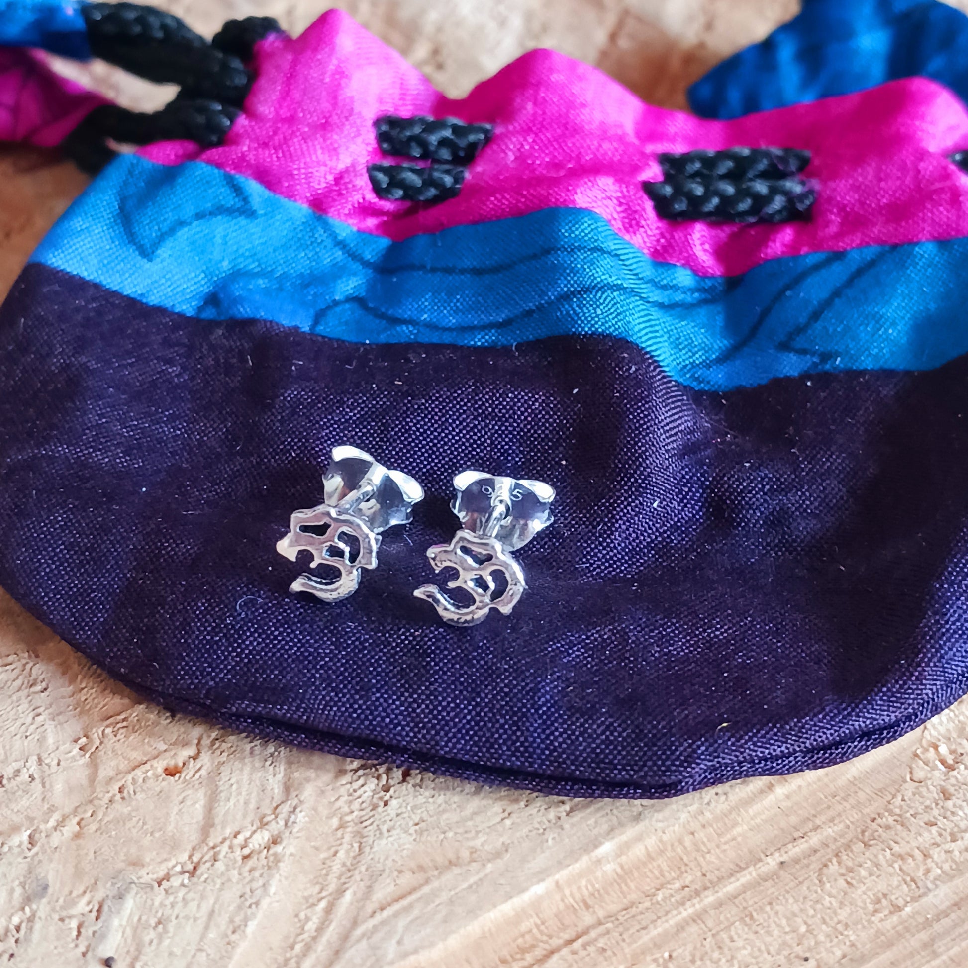 These tiny Om earrings are 925 silver and can be used in Earlobe, Tragus and Cartilage.  Measuring only 5mm x 5mm, these lovely little earrings come gifted in a recycled sari gift pouch.