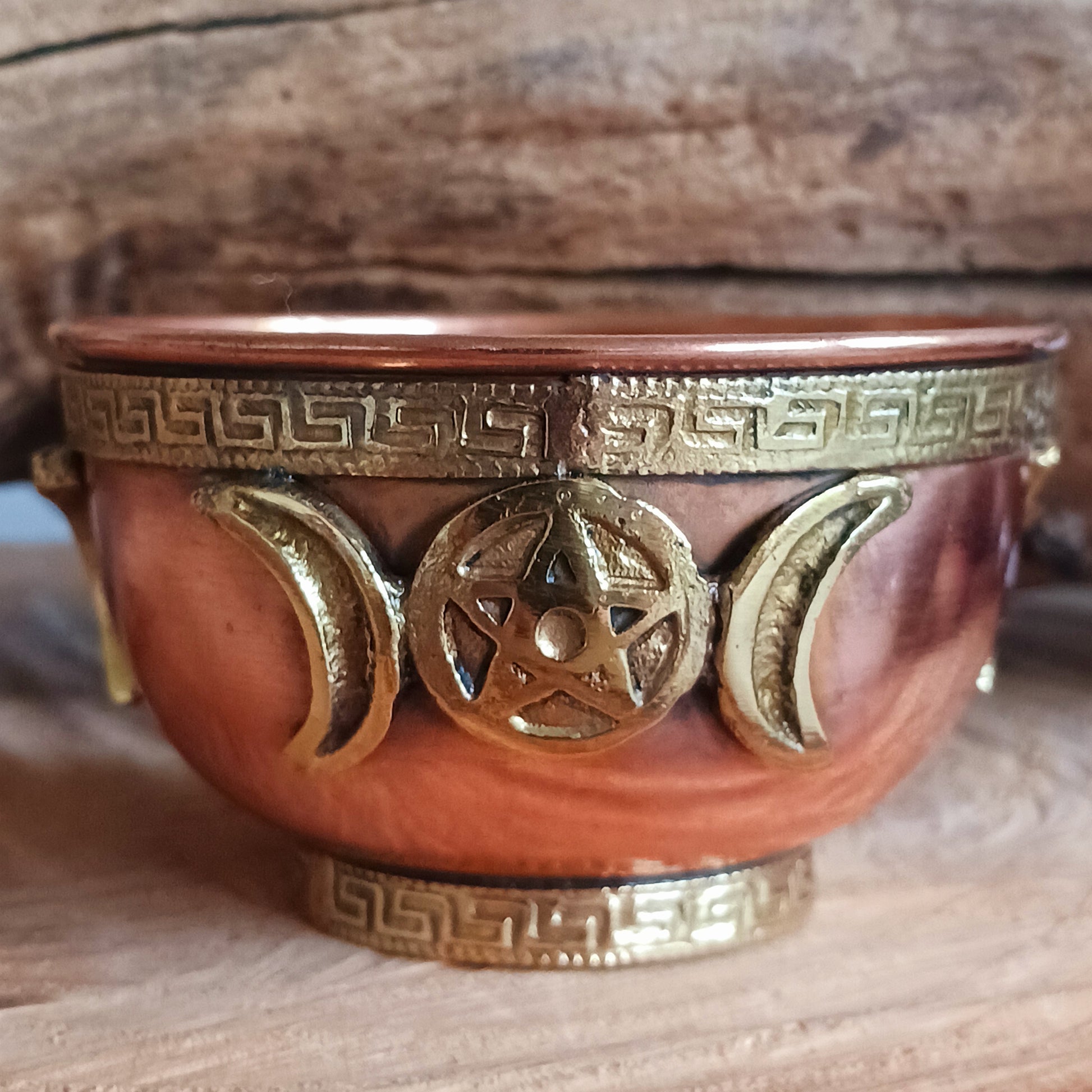 Elevate your spiritual space with this elegant small copper bowl, featuring a beautifully engraved brass Triple Moon design — a symbol of the divine feminine and the lunar cycle. Handcrafted with care, this versatile bowl is ideal for rituals, altar offerings, incense burning, or as a unique decorative accent.