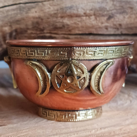 Elevate your spiritual space with this elegant small copper bowl, featuring a beautifully engraved brass Triple Moon design — a symbol of the divine feminine and the lunar cycle. Handcrafted with care, this versatile bowl is ideal for rituals, altar offerings, incense burning, or as a unique decorative accent.