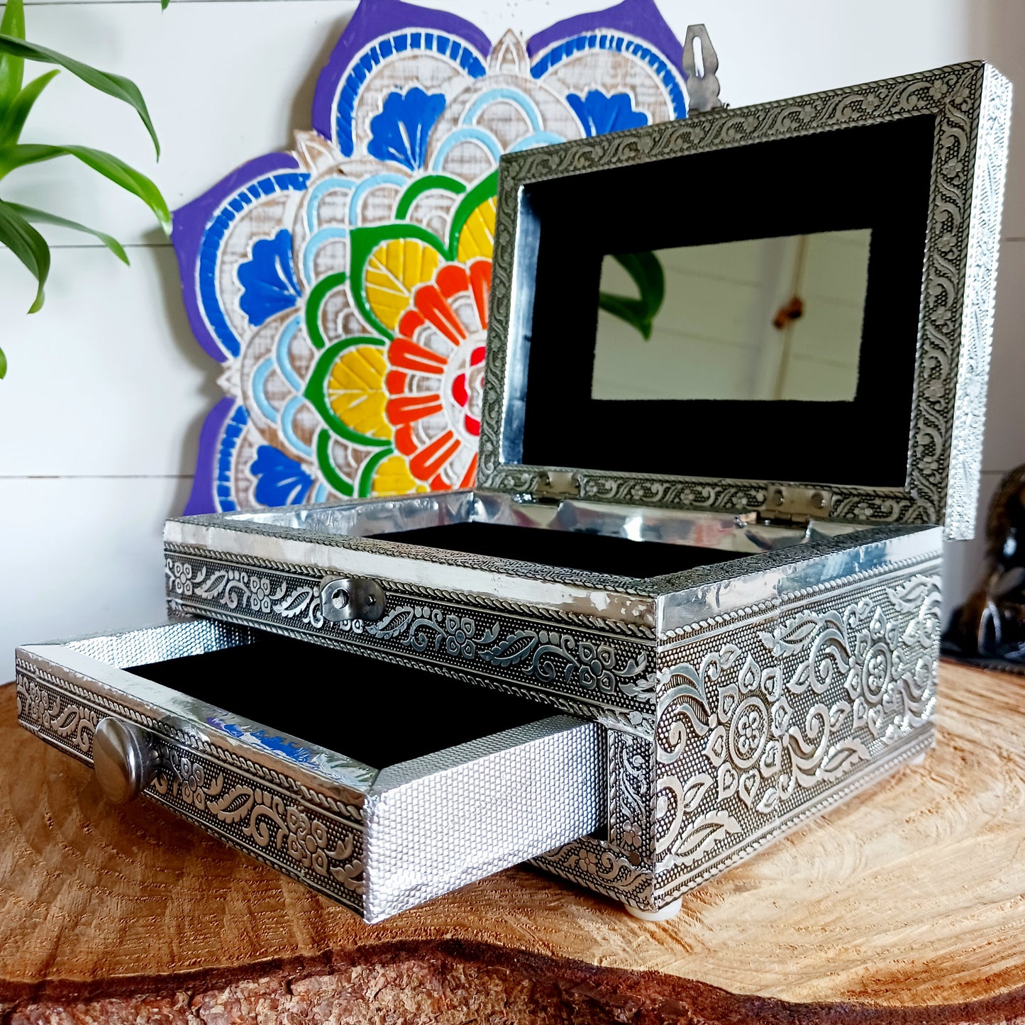This beautiful silver colour embossed aluminium jewellery box has plenty of space for you to keep you jewellery and other valueables, and comes with a pull-out drawer.  It is lined with black cotton velvet and intricately decorated with a hamsa hand on the lid, and ornate bordering.