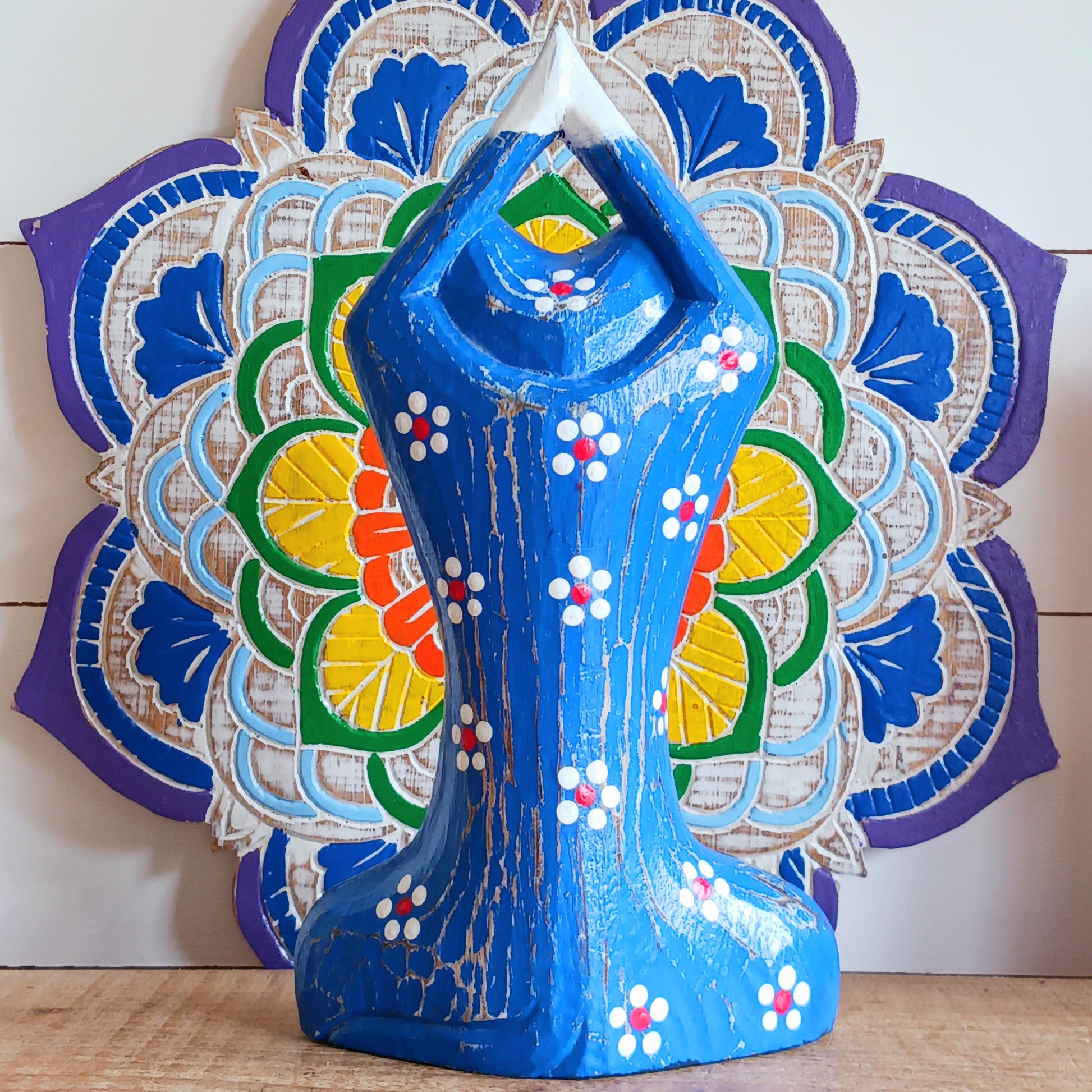 Bring serenity and mindfulness into your home with this beautifully handcrafted Blue Yogi Cat Statue. Designed in a peaceful prayer yoga pose and adorned with delicate floral details, this charming decorative piece inspires relaxation, balance, and positive energy.