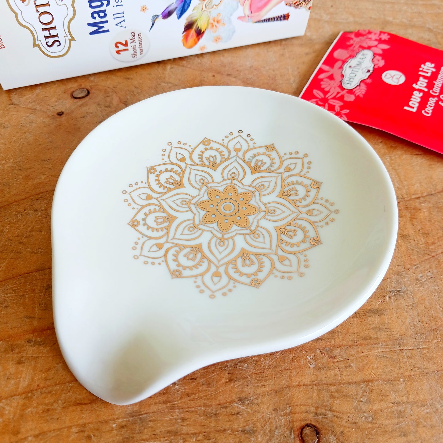 Keep your tea time tidy and stylish with this beautiful White & Gold Mandala Tea Bag Holder. Designed with an elegant white finish and luxurious gold mandala pattern, this practical accessory provides the perfect place to rest your used tea bag after brewing.
