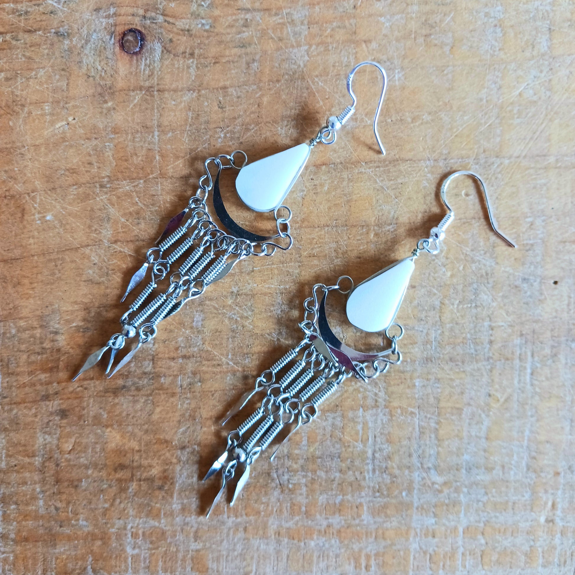Add a touch of bohemian beauty to your look with these handmade Peruvian stone earrings. Featuring white stones and finished with silver-plated hooks, each pair is carefully crafted in small workshops in Peru.