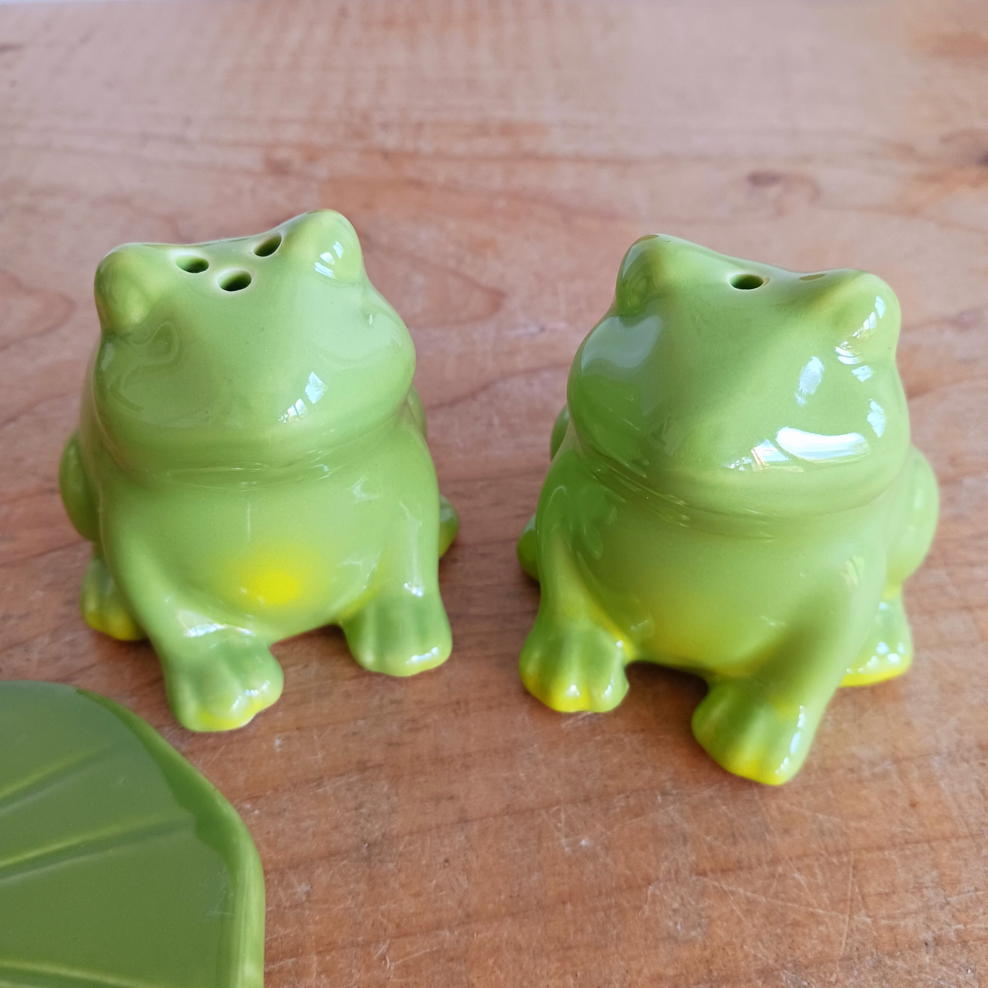 Bring a sprinkle of fun to your dining table with this adorable set of two ceramic frog salt and pepper shakers. Designed to add charm and personality to any kitchen, these playful frogs make seasoning your favourite meals extra delightful.