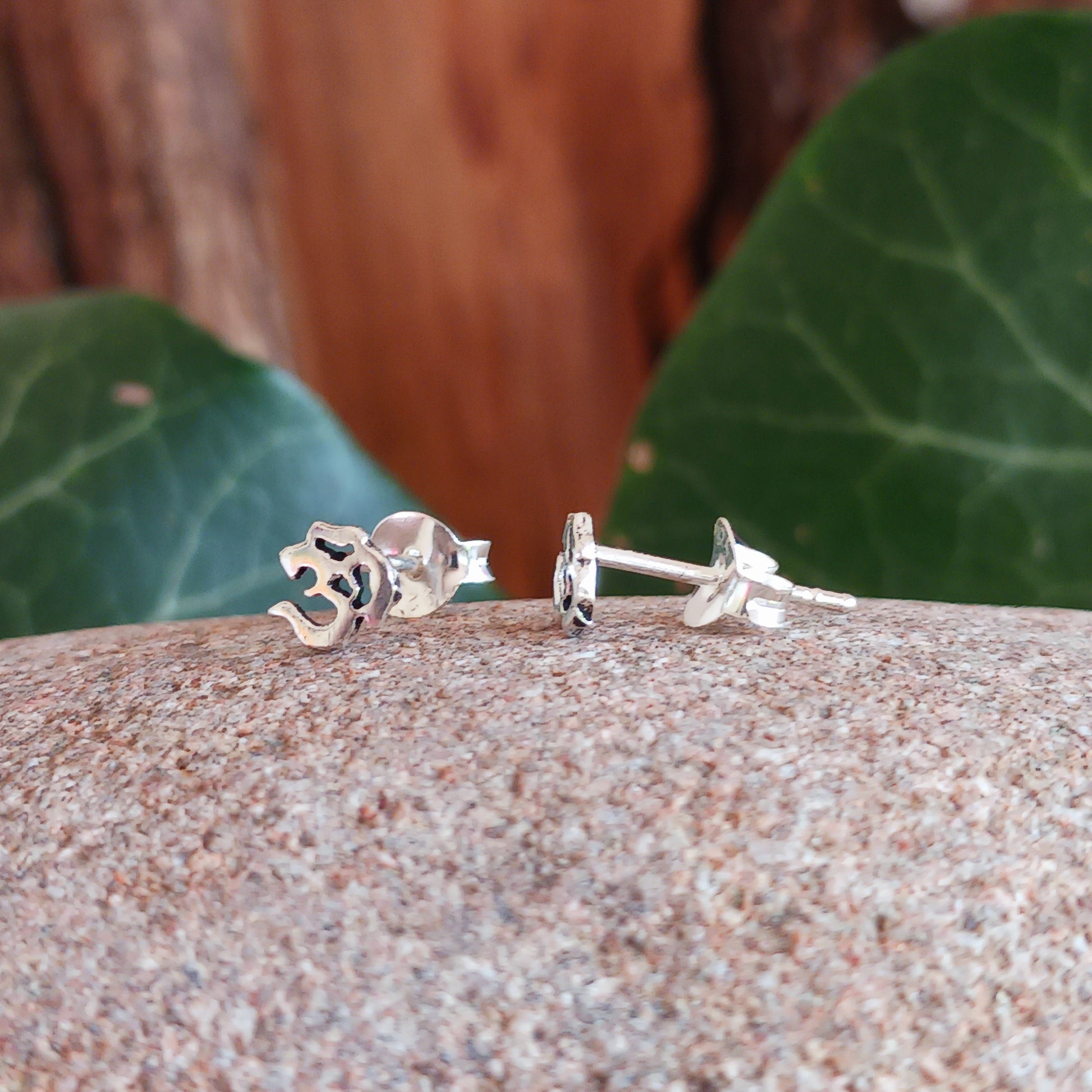 These tiny Om earrings are 925 silver and can be used in Earlobe, Tragus and Cartilage.  Measuring only 5mm x 5mm, these lovely little earrings come gifted in a recycled sari gift pouch.