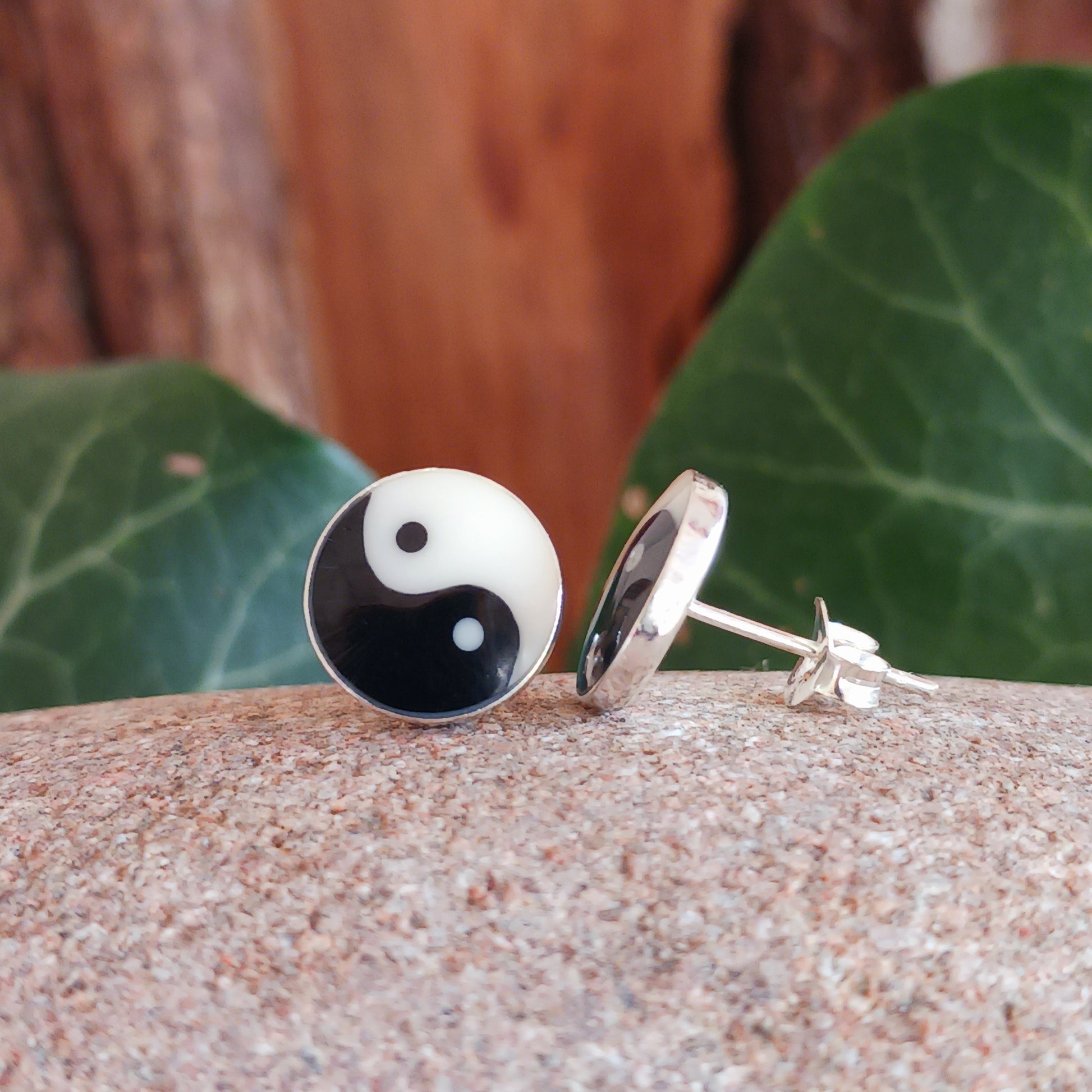 Find your perfect balance with these simple yet trendy Yin Yang studs. They are 925 sterling silver and measure 10mm x 10mm. These lovely earrings come gifted in a recycled sari gift pouch.