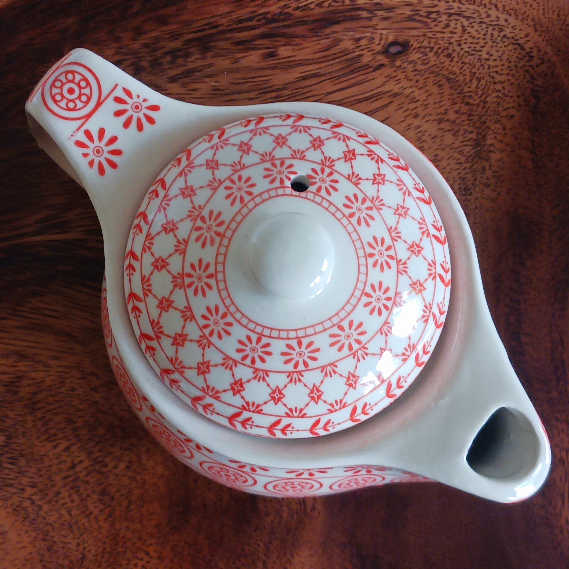 Add timeless elegance to any tea ritual with this Small Herbal Teapot featuring a stunning Amber pattern design. Inspired by traditional Eastern aesthetics, this beautifully crafted teapot blends cultural symbolism with everyday functionality, making it an exceptional gift.