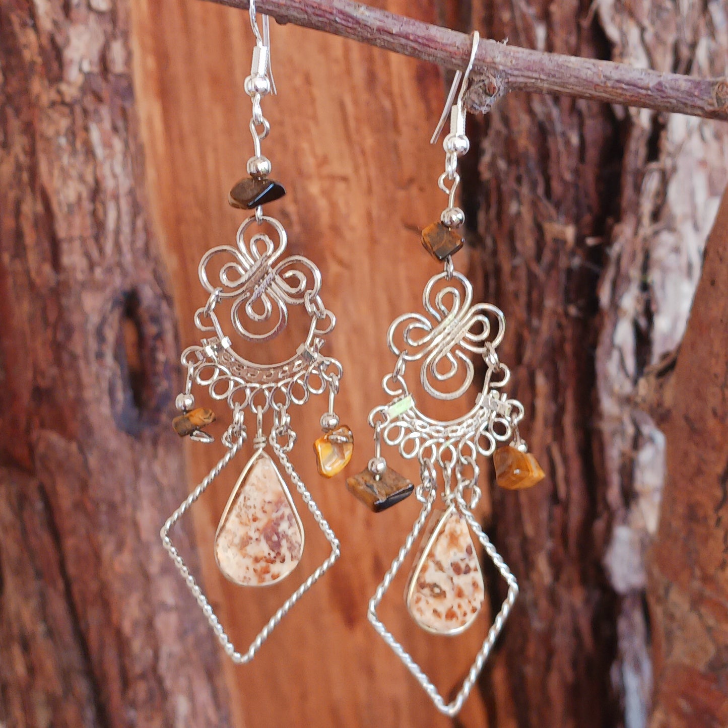 Add a touch of bohemian beauty to your look with these handmade Peruvian stone earrings. Featuring brown agate stones and finished with silver-plated hooks, each pair is carefully crafted in small workshops in Peru.
