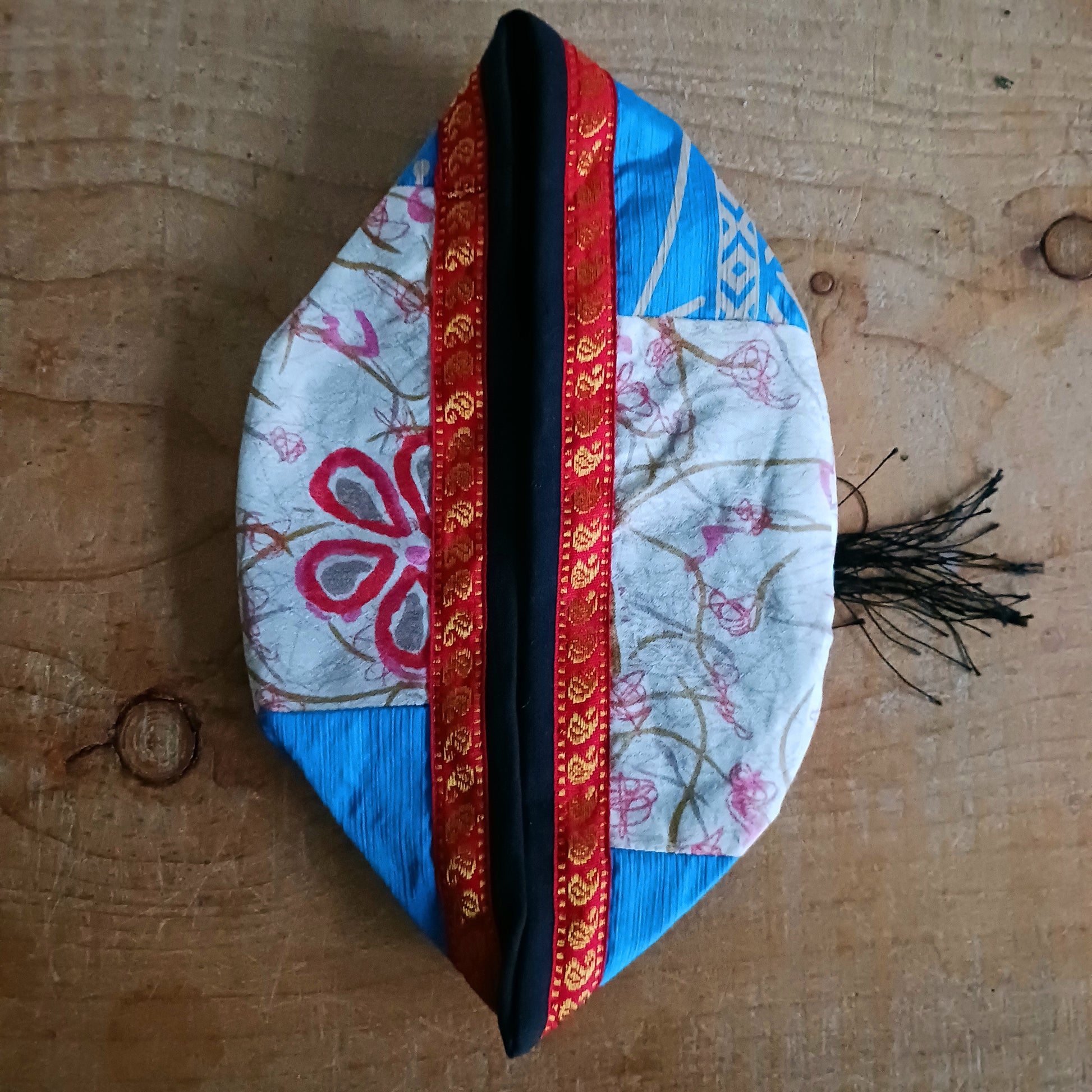 Originating in the Victorian era, smoking caps were traditionally worn by gentlemen of the gentry to absorb the scent of cigars while adding a touch of refined style. Today, these caps remain both fashionable and functional, blending heritage design with modern sustainability.