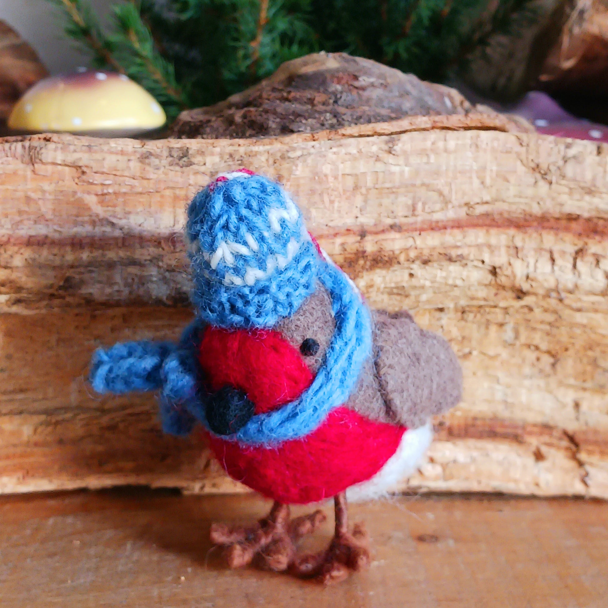 Add a touch of charm to your festive décor with these cosy felt birds, beautifully dressed in matching red and blue hats and scarves. Each bird is fitted with a red and white hanging cord, perfect for decorating Christmas trees, garlands, children’s rooms, or year-round displays.