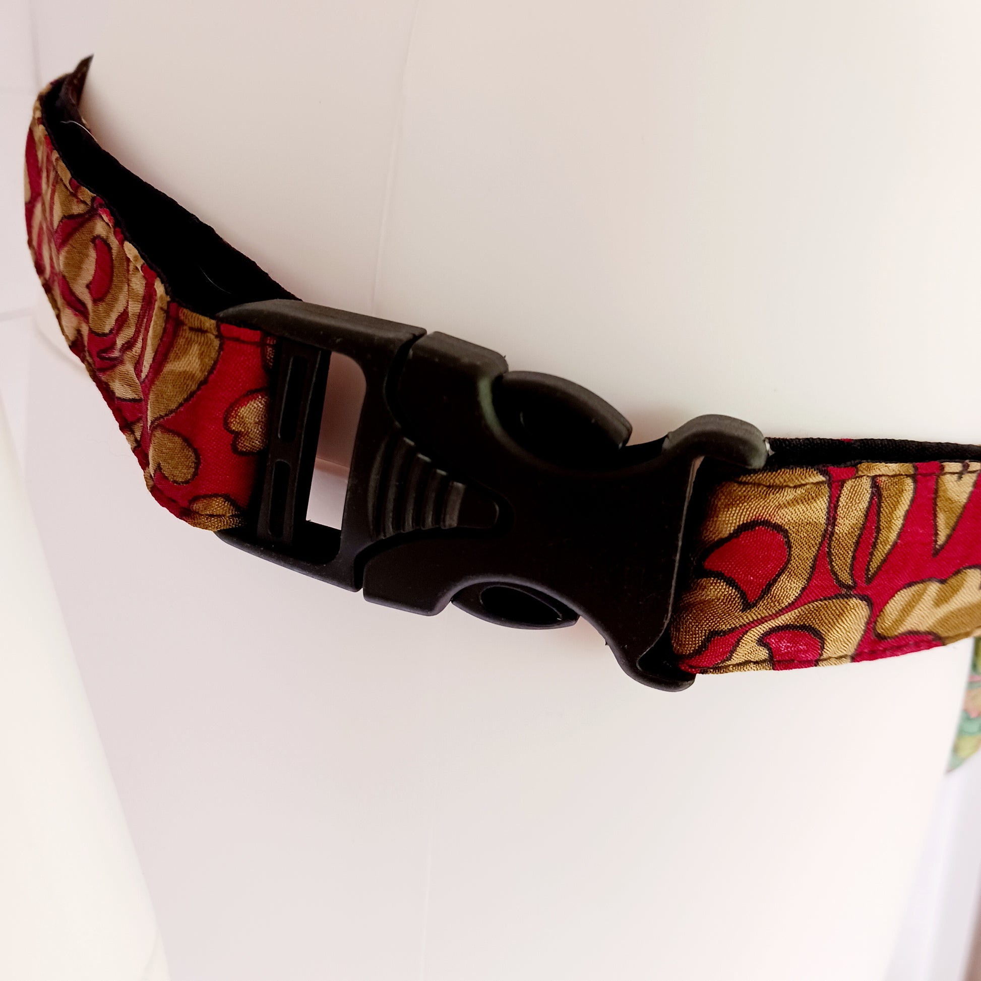 A fun style bum bag made from a patchwork of pretty sari materials. The waistband is adjustable and there is an extra secure zip compartment for easy access. This bag can also be worn across the body for extra security.