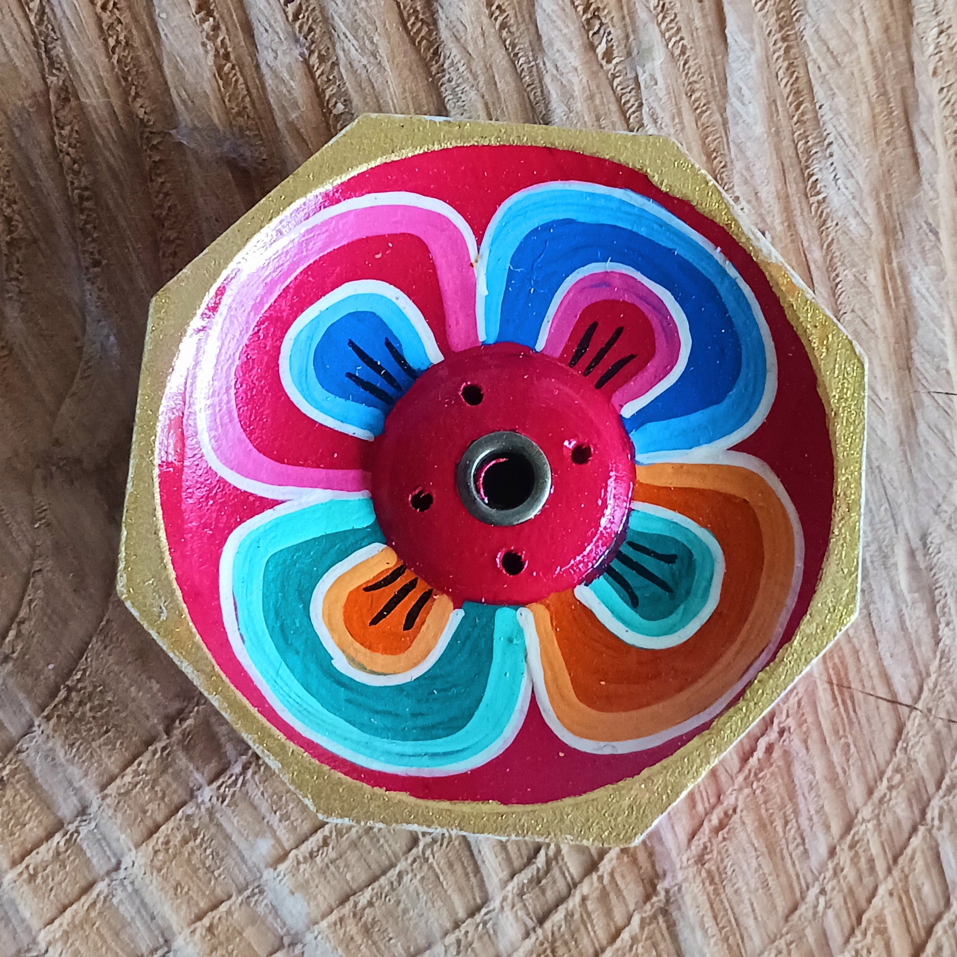 Bring a touch of artistry and tranquillity to your space with this Colourful Hand Painted Lotus Leaf Incense Holder. Beautifully crafted and ethically sourced, each piece is uniquely hand painted, in vibrant colours and detailed design.