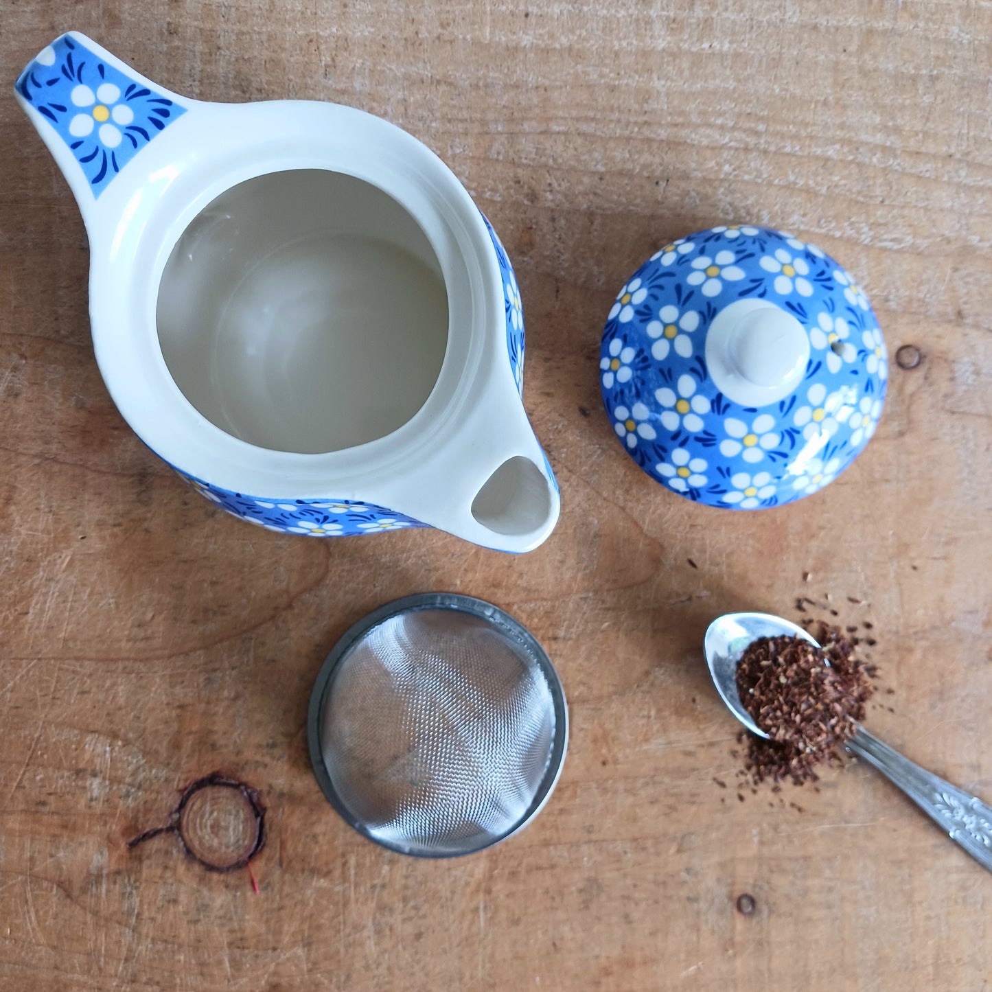 Add timeless elegance to any tea ritual with this Small Herbal Teapot featuring a pretty daisy pattern design. Inspired by traditional Eastern aesthetics, this beautifully crafted teapot blends cultural symbolism with everyday functionality, making it an exceptional gift.