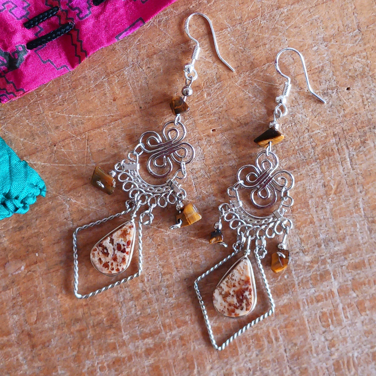Add a touch of bohemian beauty to your look with these handmade Peruvian stone earrings. Featuring brown agate stones and finished with silver-plated hooks, each pair is carefully crafted in small workshops in Peru.